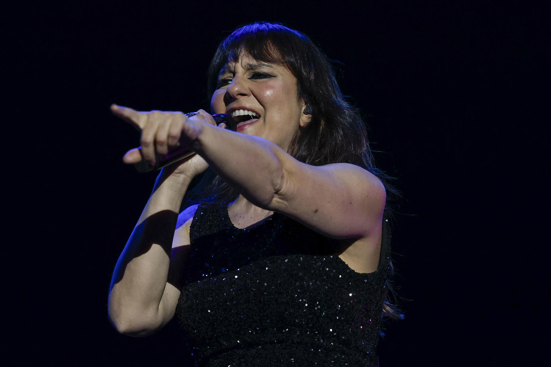 La cantante del grupo Amaral, Eva Amaral, durante el concierto que han ofrecido hoy sábado en el Bilbao Arena, incluido en su gira Dolce Vita Tour. EFE / Miguel Toña.