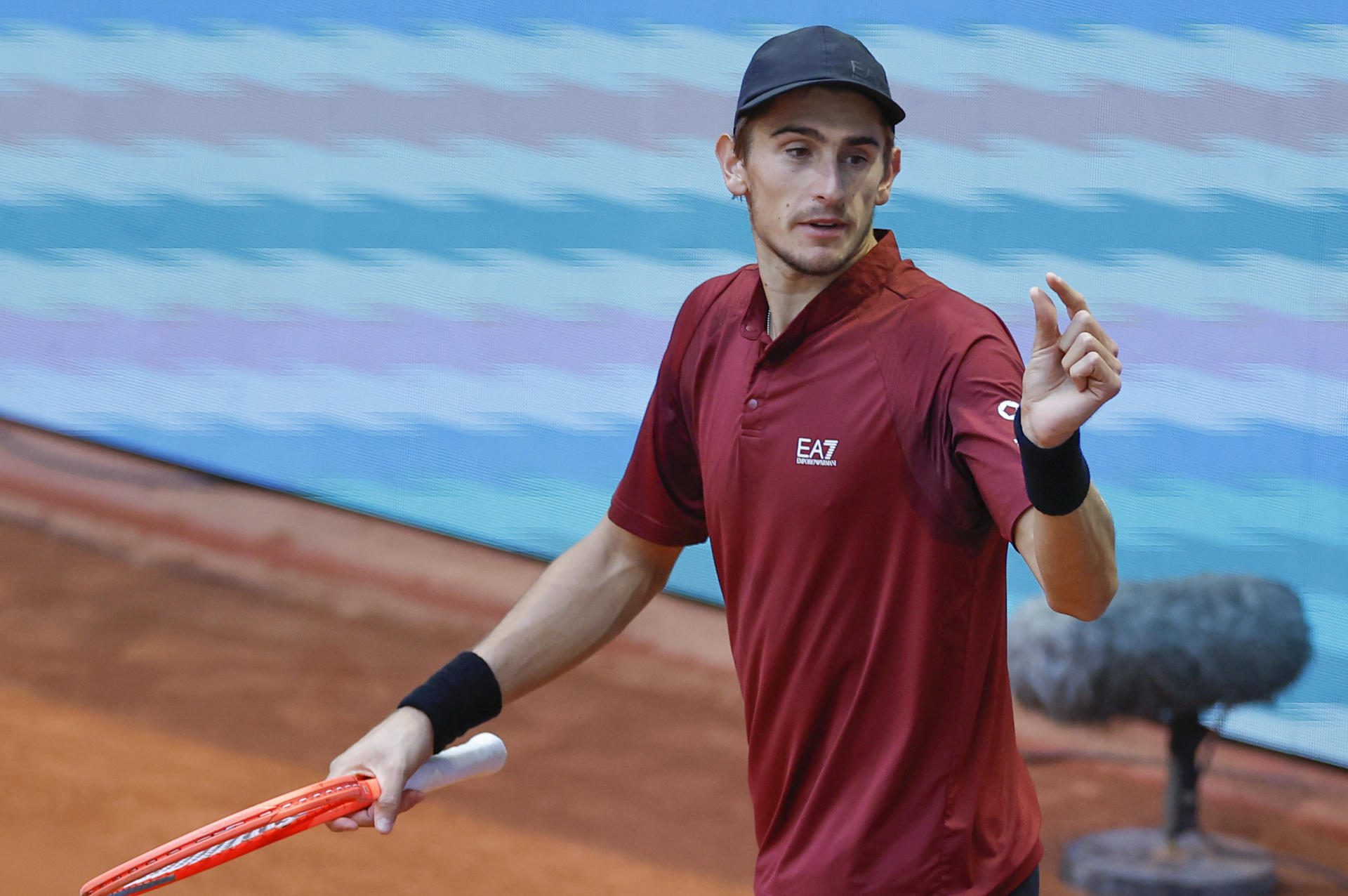 El tenista italiano Matteo Arnaldi en acción ante el británico Jack Draper durante el partido de cuartos de final del Mutua Madrid Open que disputan este jueves en las instalaciones de la Caja Mágica en Madrid. EFE/ Chema Moya