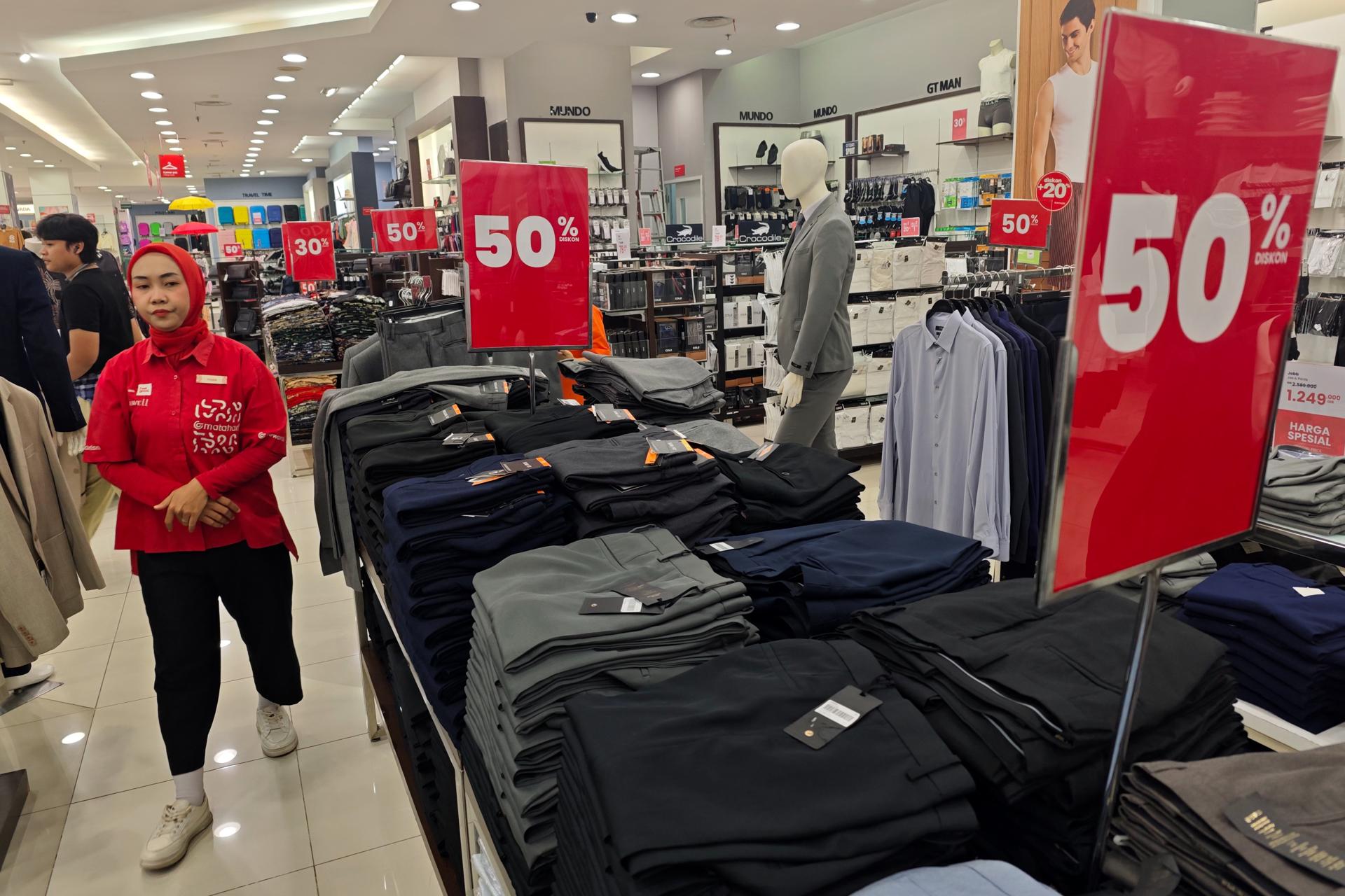 DEPOK (Indonesia), 05/05/2025.- An employee stands at a clothing store inside a shopping mall in Depok, Indonesia, 05 May 2025. The Central Statistics Agency (BPS) noted that Indonesia's economic growth was only 4.87 percent year-on-year (yoy). When compared to the fourth quarter of 2024, the Indonesian economy contracted by 0.98 percent. EFE/EPA/ADI WEDA