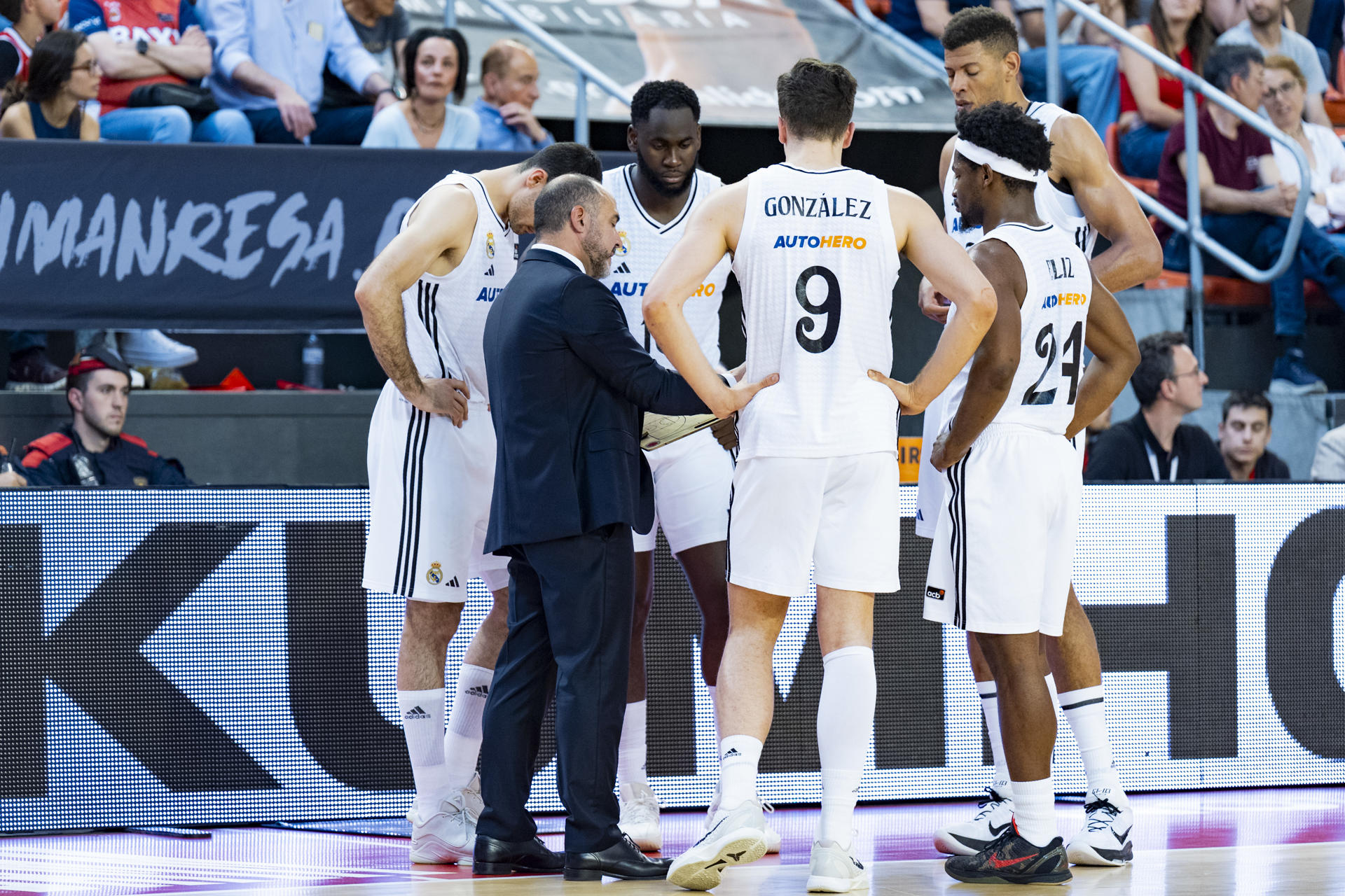 El entrenador del Real Madrid, Chus Mateo, durante el encuentro de la jornada 32 de la Liga Endesa entre el Baxi Manresa y el Real Madrid, disputado en el Pabellón Nou Congost de Manresa. EFE/Siu Wu