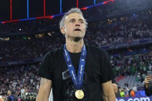 El entrenador Luis Enrique, del PSG, celebra con la medalla el título de campeón de Europa en Múnich, Alemania. EFE/EPA/CHRISTOPHER NEUNDORF