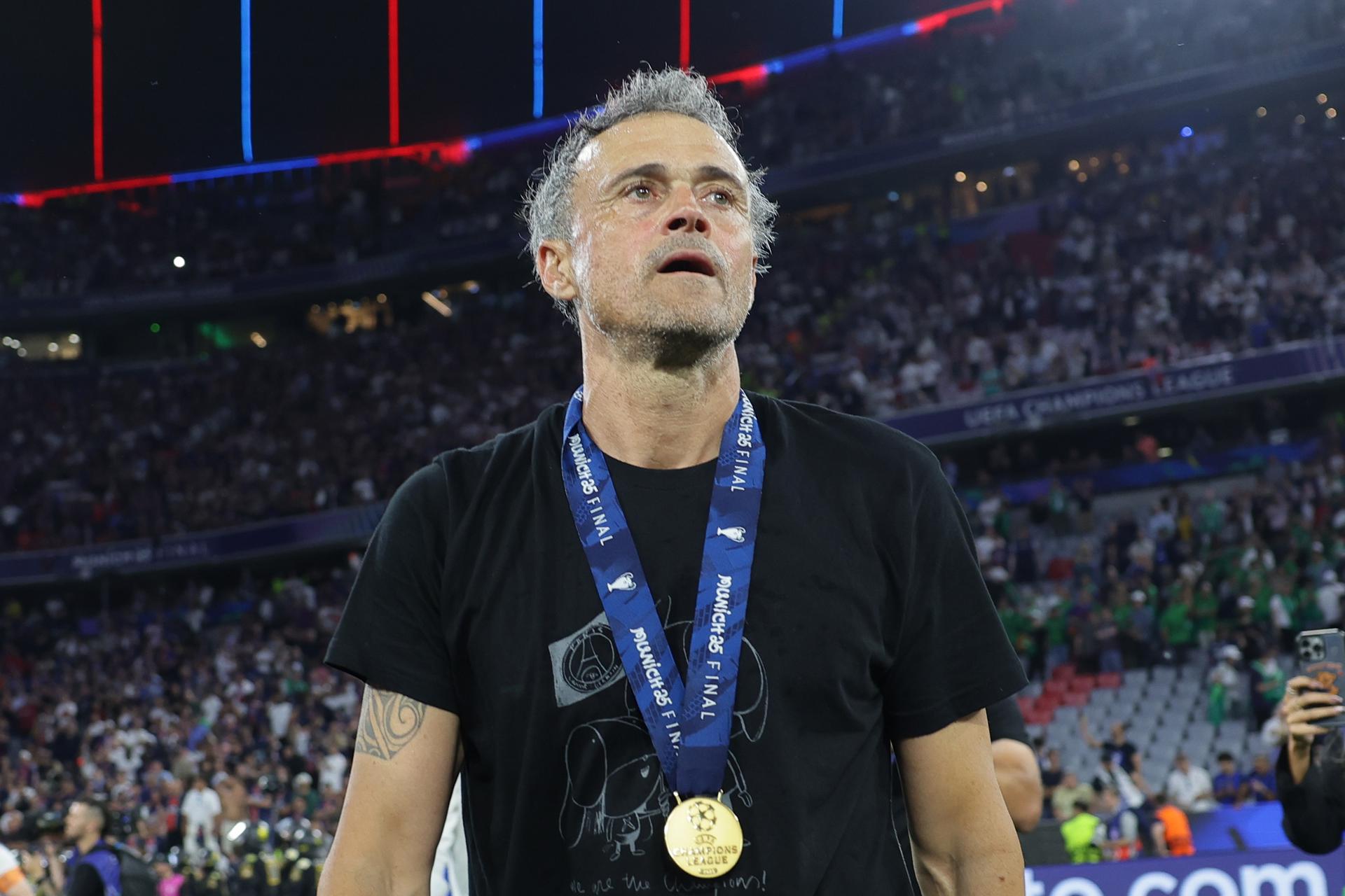 El entrenador Luis Enrique, del PSG, celebra con la medalla el título de campeón de Europa en Múnich, Alemania. EFE/EPA/CHRISTOPHER NEUNDORF