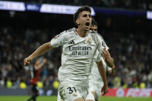 El defensa del Madrid Jacobo Ramón celebra tras marcar el segundo gol ante el Mallorca, durante el partido de LaLiga de fútbol que Real Madrid y RCD Mallorca disputaron en el estadio Santiago Bernabéu. EFE/Chema Moya