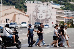 Un policía dirige el tráfico este sábado tras un corte de energía en Cannes (Francia). EFE/EPA/CLEMENS BILAN