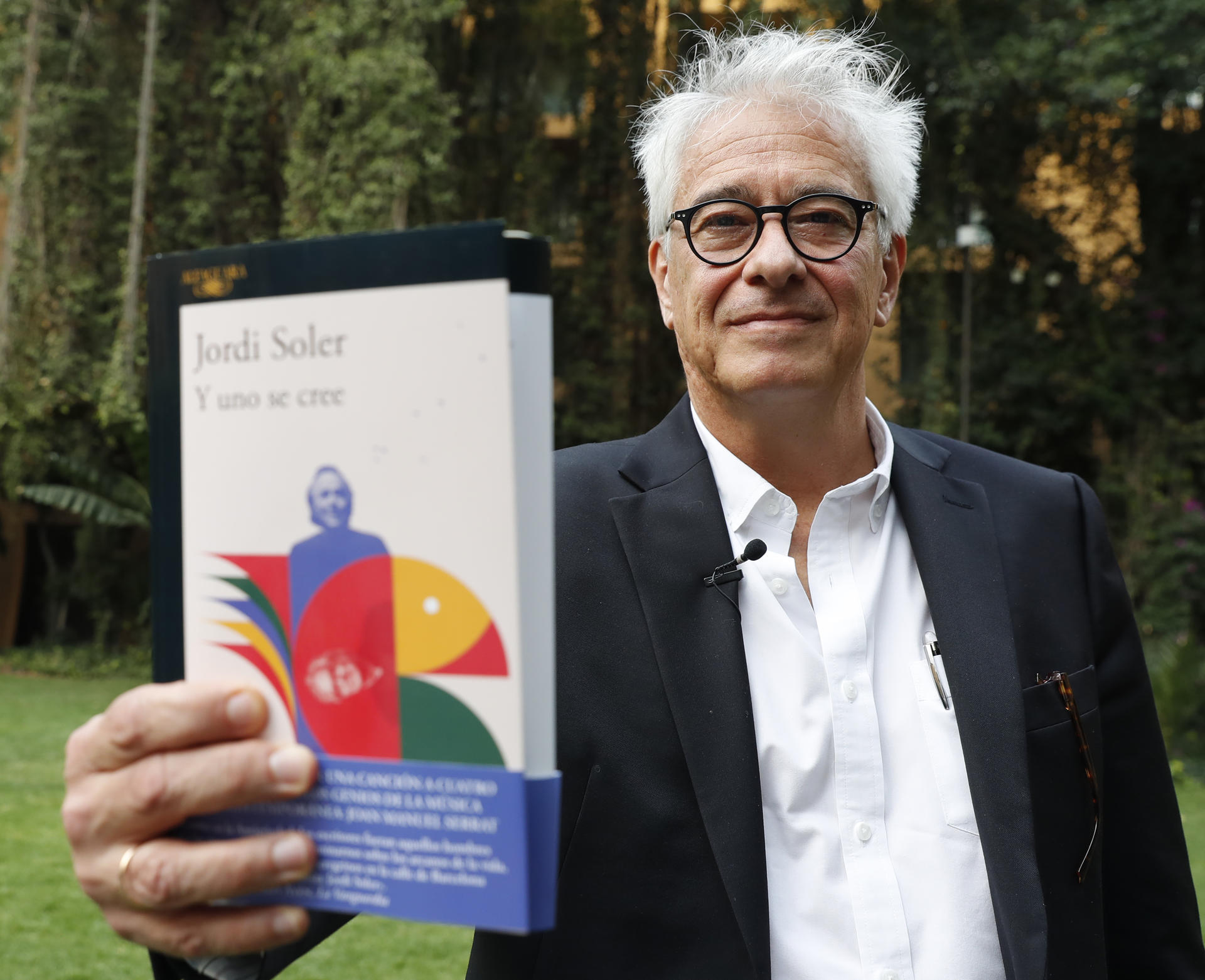 El escritor mexicano Jordi Soler, posa este viernes al final de una entrevista con EFE, en Ciudad de México (México). EFE/ Mario Guzmán