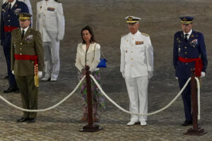La ministra de Defensa, Margarita Robles, ha presidido este miércoles el acto de arriado solemne de bandera española para conmemorar el 240 aniversario de la bandera nacional, en el acuartelamiento del Tercio de la Armada, San Fernando (Cádiz). EFE/Román Ríos.