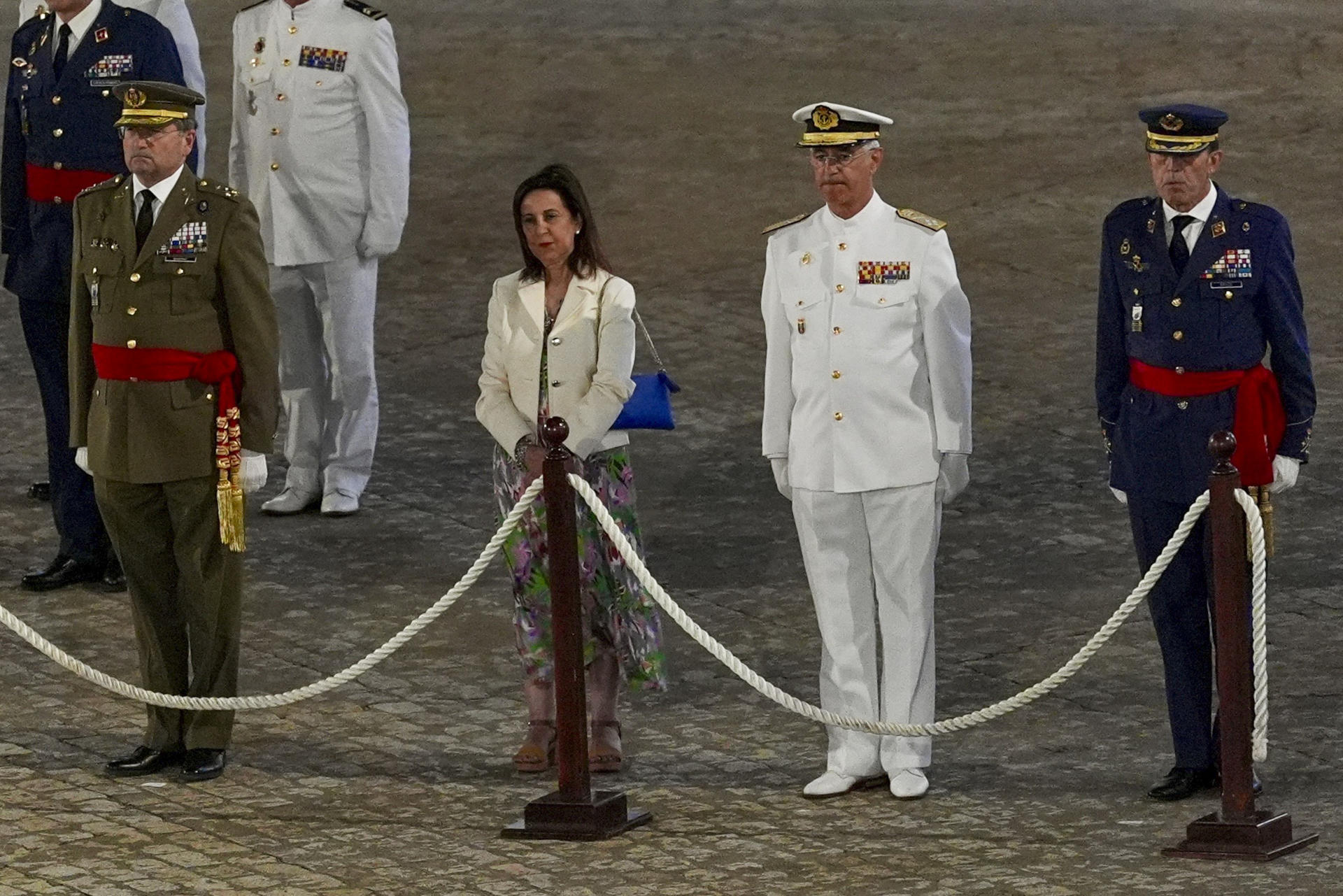 La ministra de Defensa, Margarita Robles, ha presidido este miércoles el acto de arriado solemne de bandera española para conmemorar el 240 aniversario de la bandera nacional, en el acuartelamiento del Tercio de la Armada, San Fernando (Cádiz). EFE/Román Ríos.
