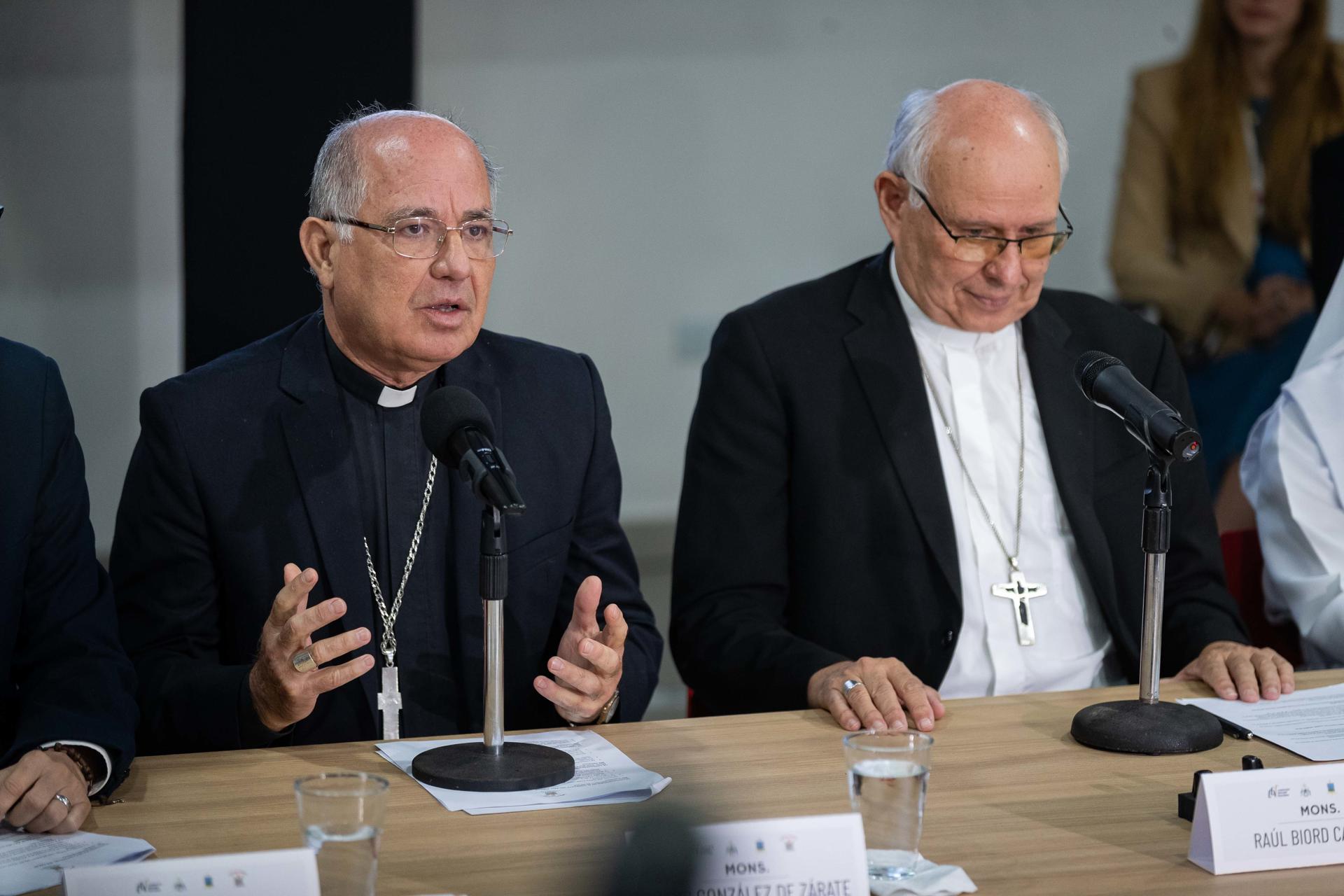 Monseñor Jesús González de Zarate (i) habla junto a monseñor Raul Biord Castillo (d) durante una rueda de prensa este miércoles, en Caracas (Venezuela). EFE/ Ronald Peña R.
