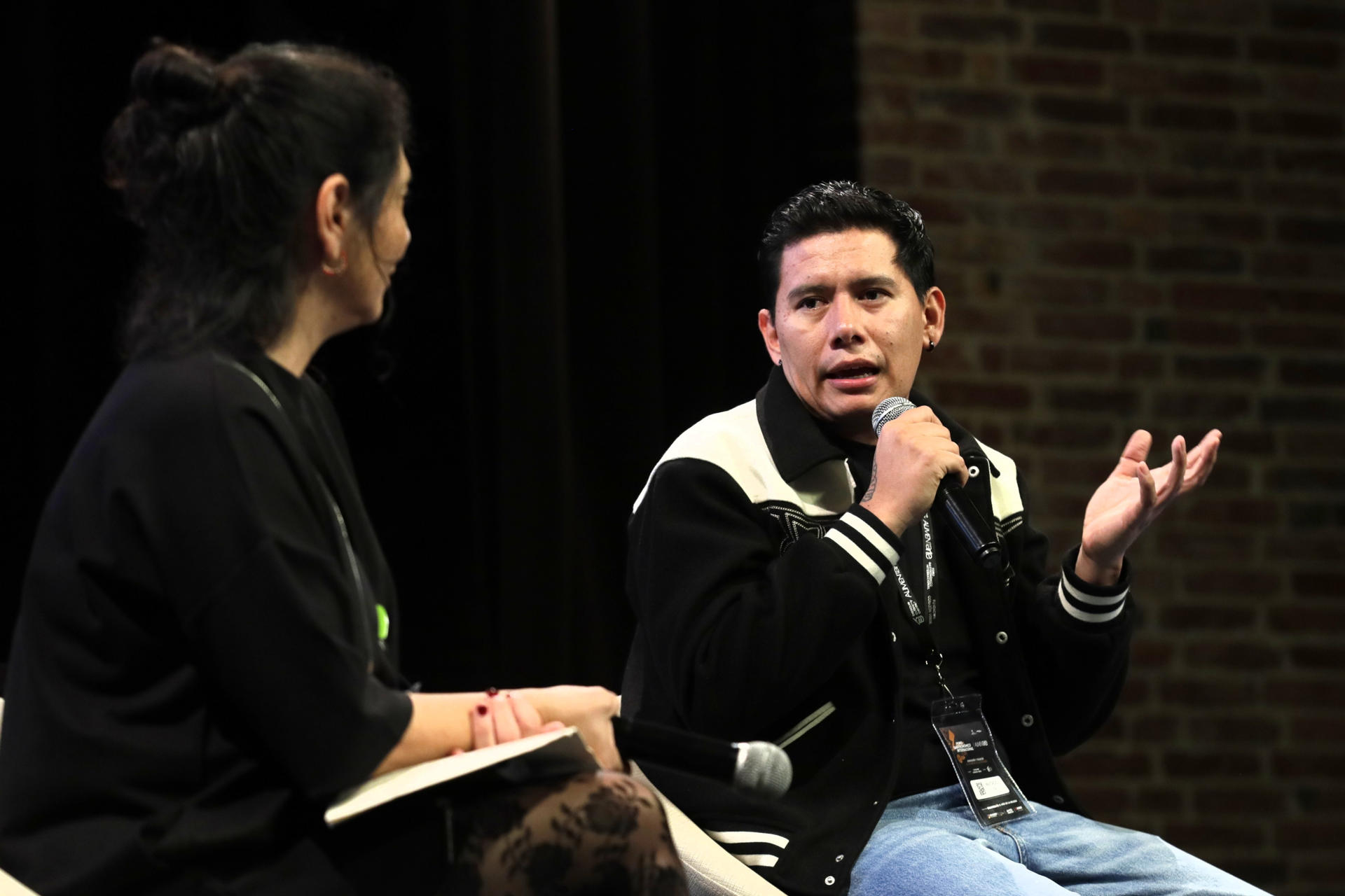 El chef colombiano Jaime David Rodríguez habla en el Foro Gastronómico Internacional este miércoles, en Bogotá (Colombia). EFE/ Carlos Ortega