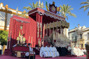 La imagen de la Virgen de los Dolores de Arahal (Sevilla), este sábado, en el altar que se ha levantado en su pueblo para su coronación canónica, la primera coronación que se realiza bajo el pontificado de León XIV. EFE/ Fermín Cabanillas