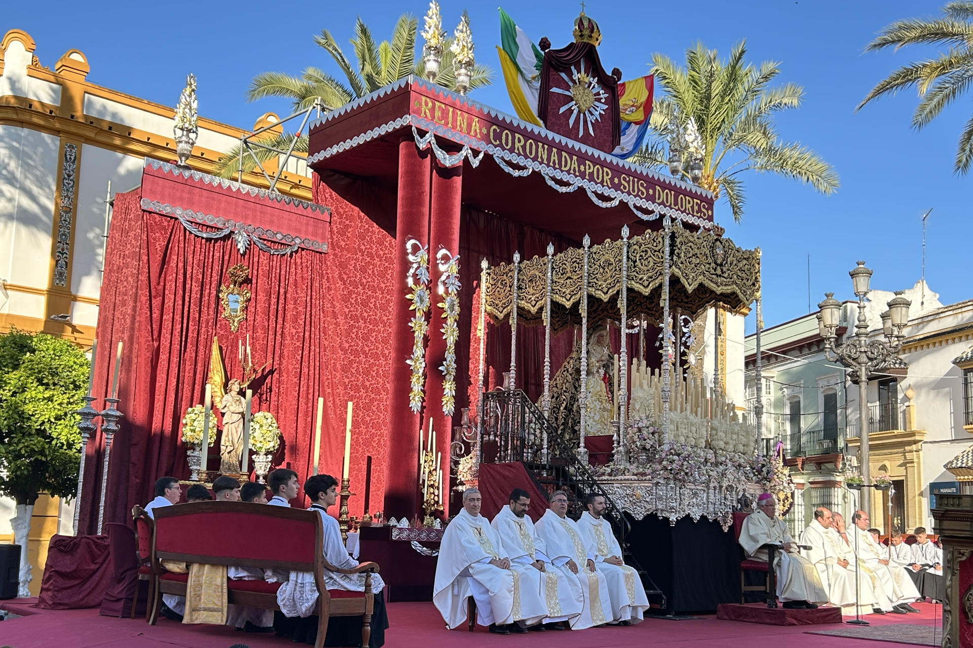 La imagen de la Virgen de los Dolores de Arahal (Sevilla), este sábado, en el altar que se ha levantado en su pueblo para su coronación canónica, la primera coronación que se realiza bajo el pontificado de León XIV. EFE/ Fermín Cabanillas