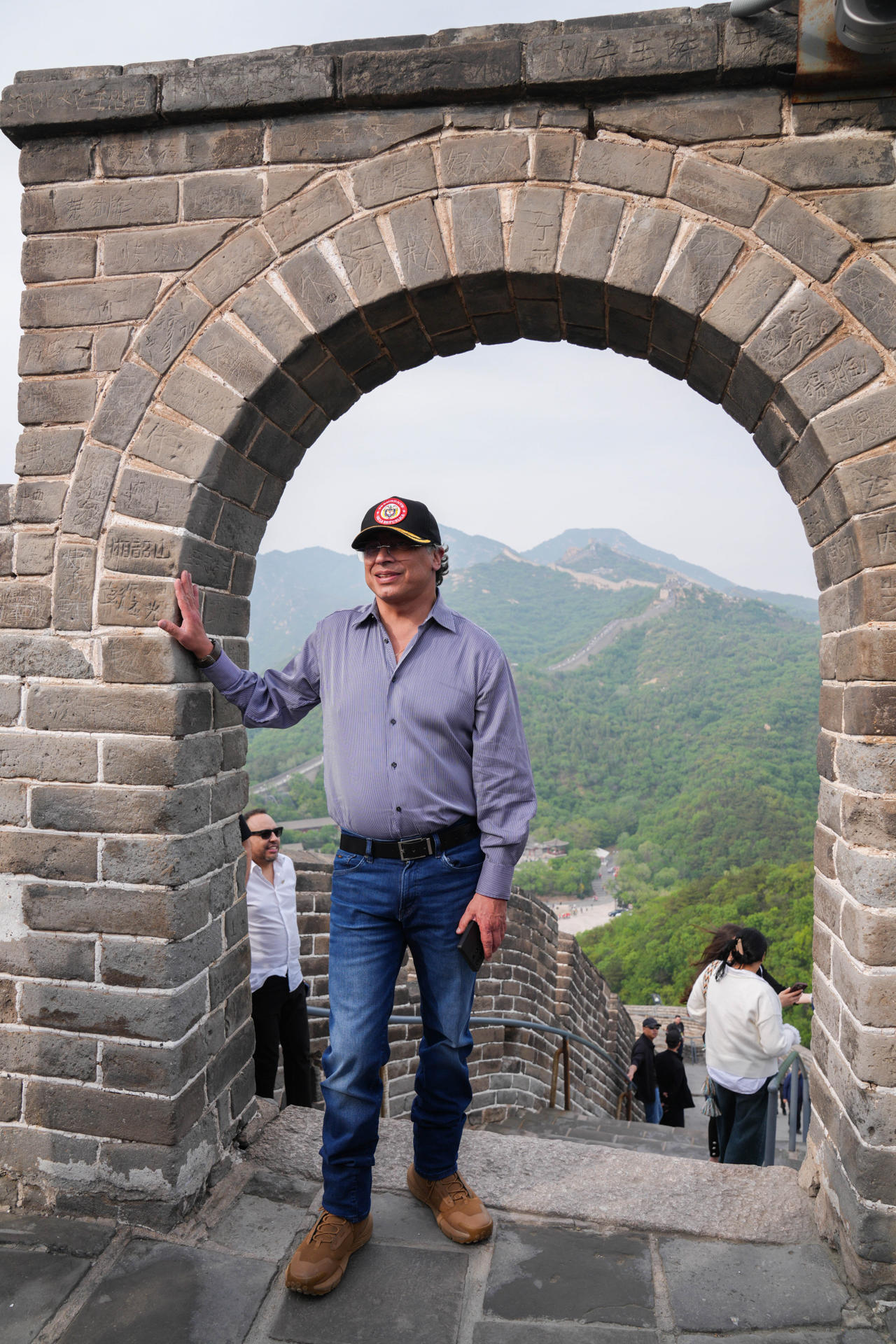 Fotografía cedida por la Presidencia de Colombia que muestra al presidente Gustavo Petro durante un recorrido por la Muralla China este lunes, en China. Petro afirmó que la Comunidad de Estados Latinoamericanos y Caribeños (CELAC) quiere hacer una cumbre con Estados Unidos, similar a la reunión que se hará mañana con China en Pekín, y así se lo propuso a Washington. EFE/ Presidencia de Colombia