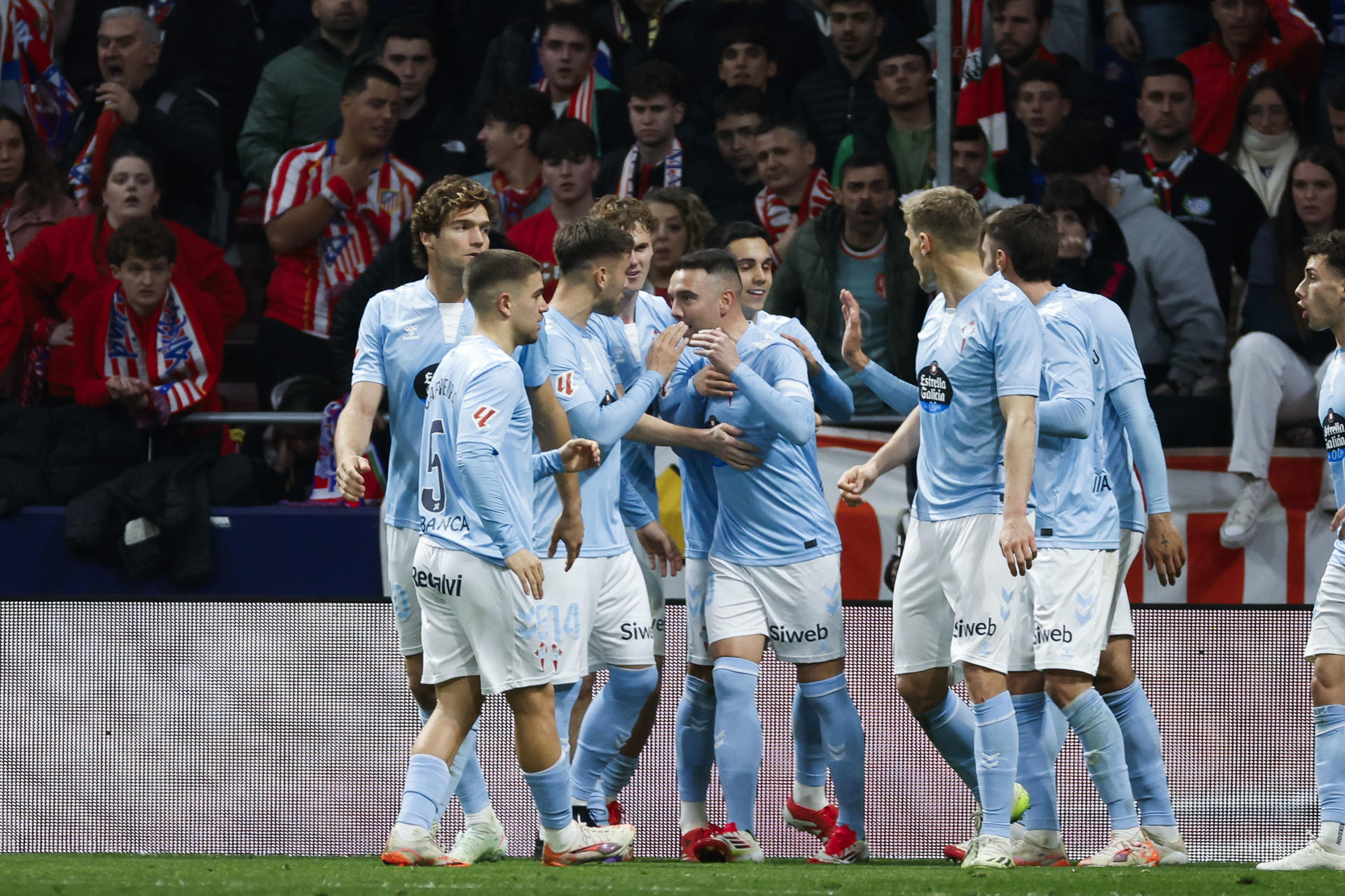 Los jugadores del Celta celebran un gol de Iago Aspas (c). EFE/Mariscal