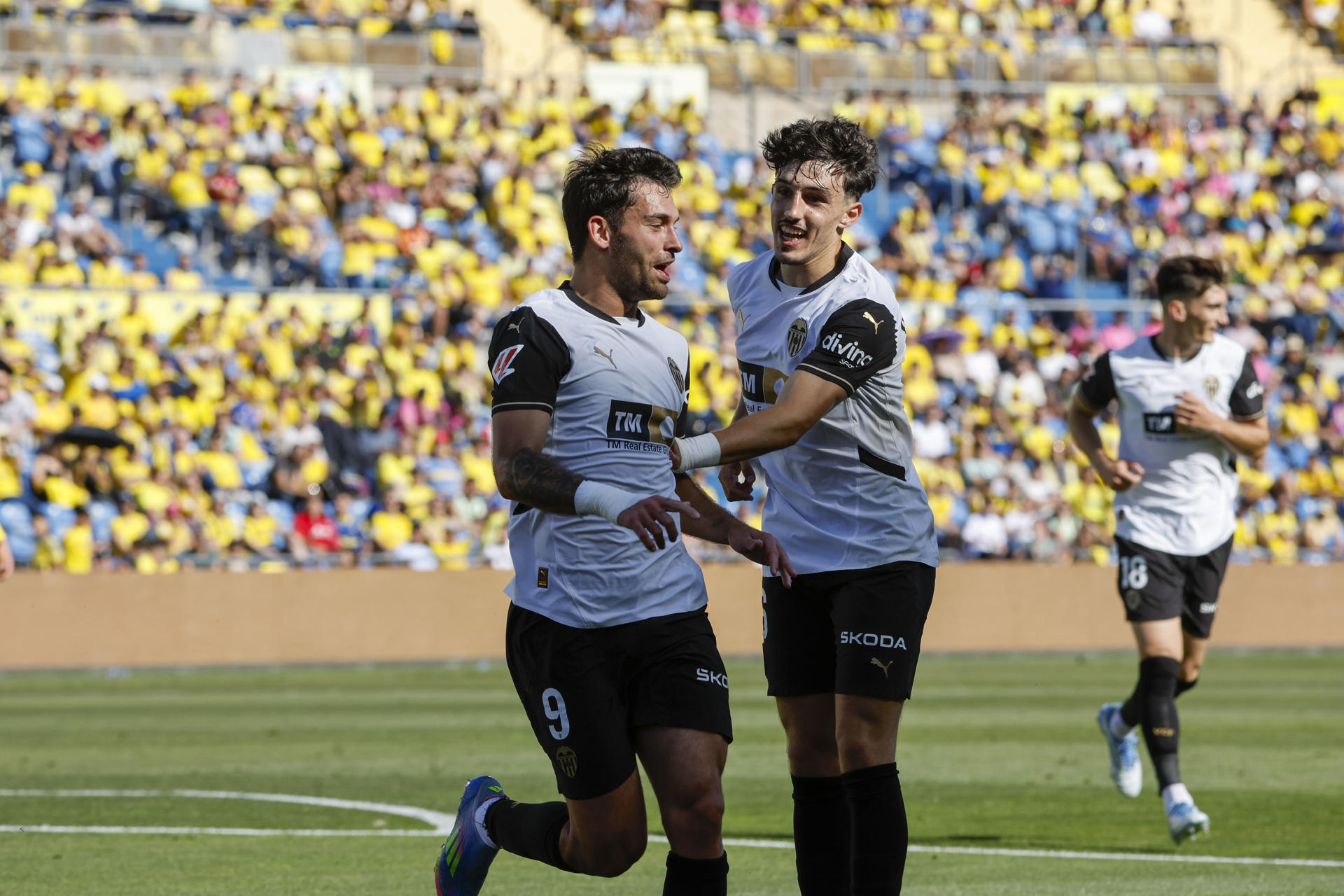 Los jugadores del Valencia celebran el gol ante la UD Las Palmas en el partido de la jornada 34 de LaLiga EA Sports. EFE/ Elvira Urquijo A.