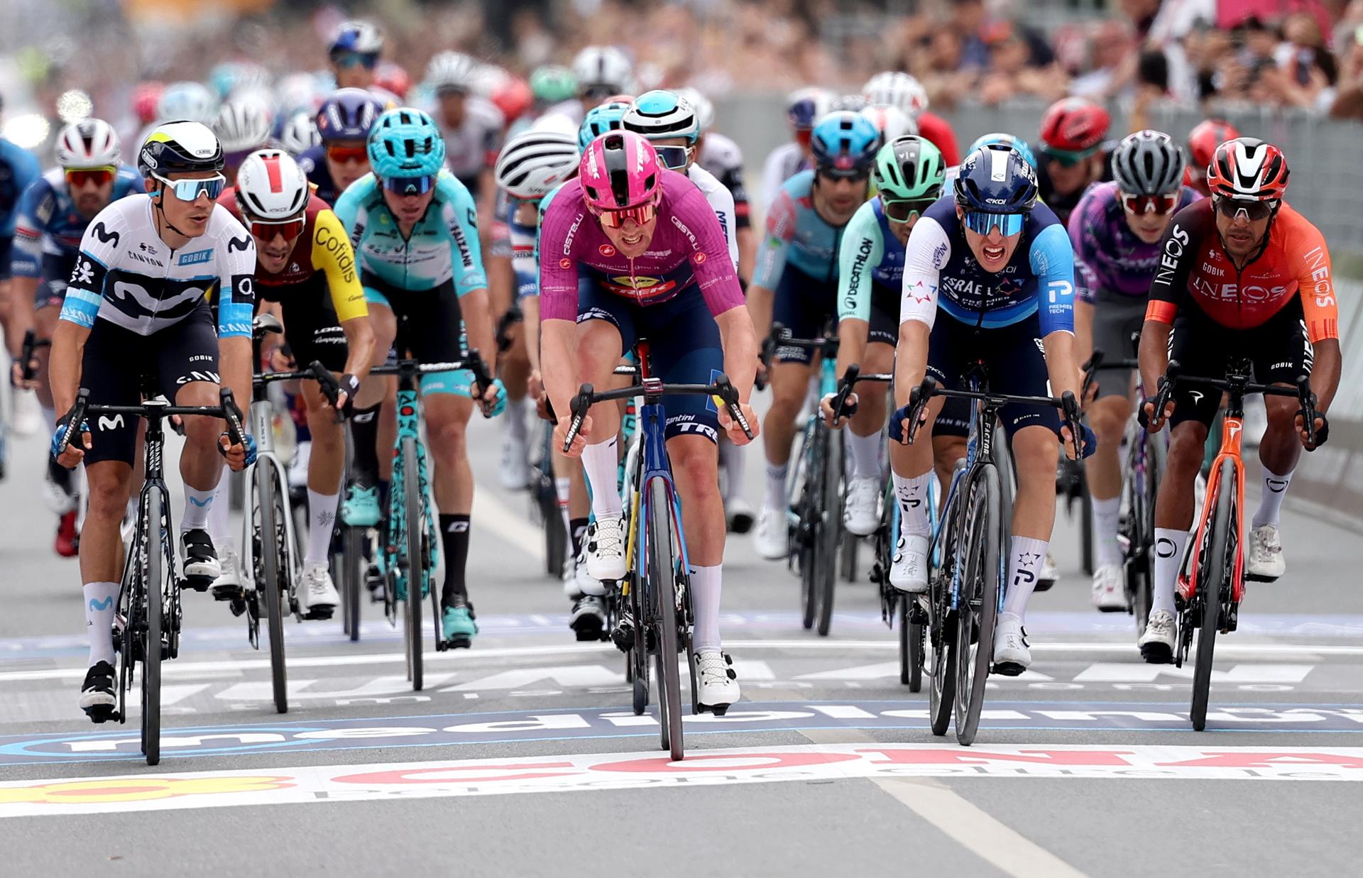 El ciclista danés Mads Pedersen (c) del equipo Lidl - Trek, gana el sprint de la tercera etapa del Giro de Italia, este domingo en Vlore (Albania). EFE/EPA/GEORGI LICOVSKI