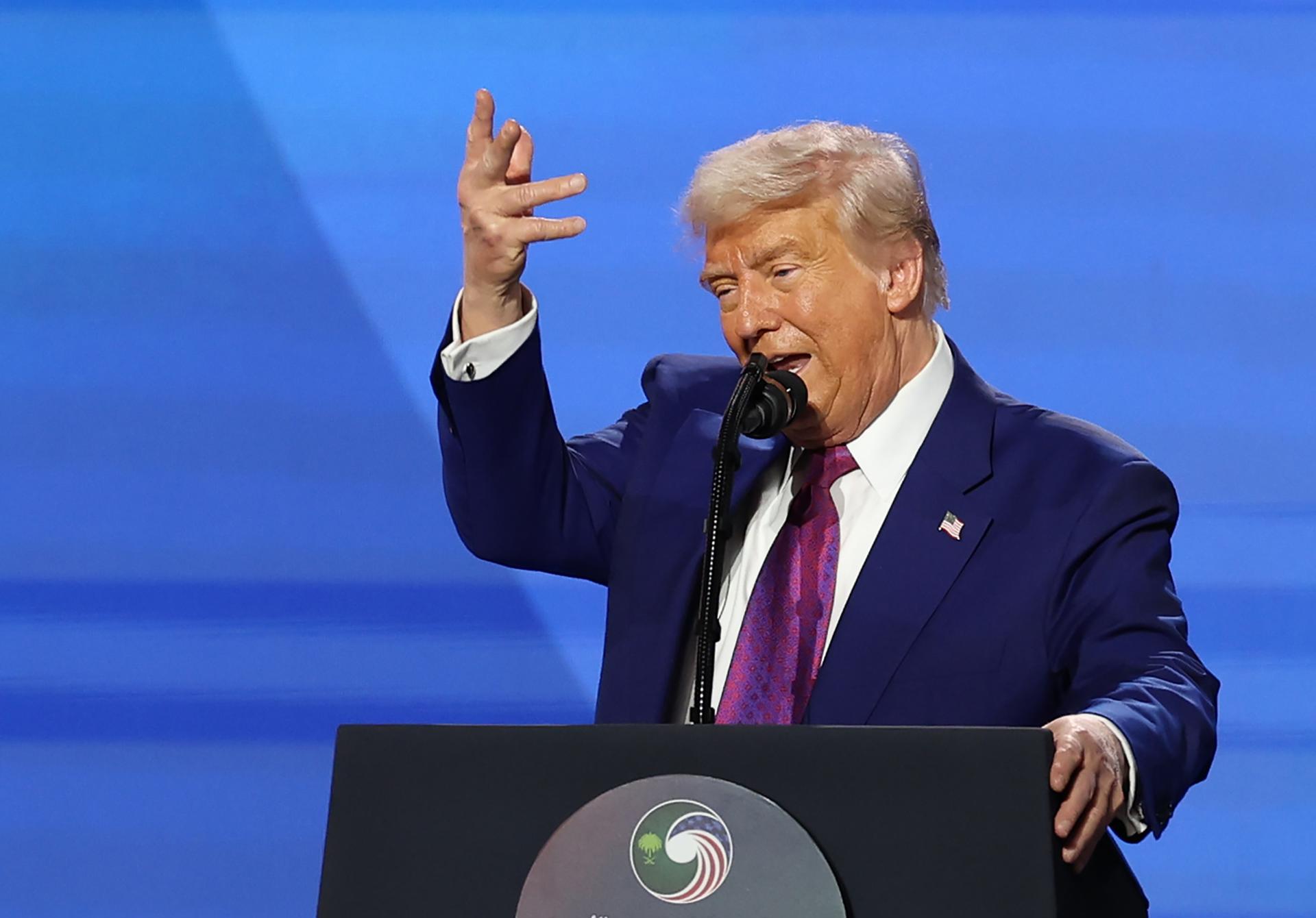 El presidente de los Estados Unidos, Donald Trump, asiste al discurso de apertura en el Foro de Inversión Saudí-Estadounidense en Riad, Arabia Saudita, el 13 de mayo de 2025. El foro se celebra durante la visita de estado del presidente estadounidense Trump a Arabia Saudita el 13 de mayo. (Arabia Saudita) EFE/EPA/ALI HAIDER