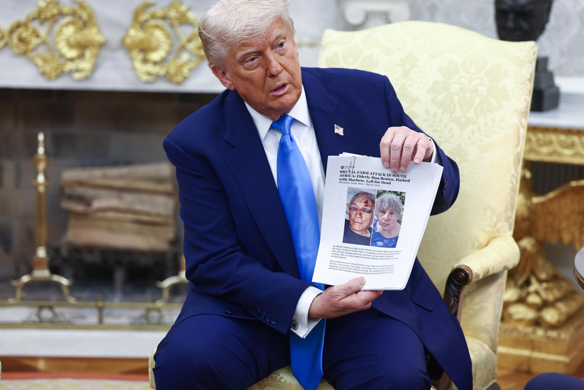 El presidente estadounidense, Donald Trump, no aclaró si acudirá a la cumbre de líderes del G20 prevista en noviembre en Sudáfrica, en un momento marcado por los choques diplomáticos entre Washington y Pretoria. EFE/EPA/JIM LO SCALZO/POOL