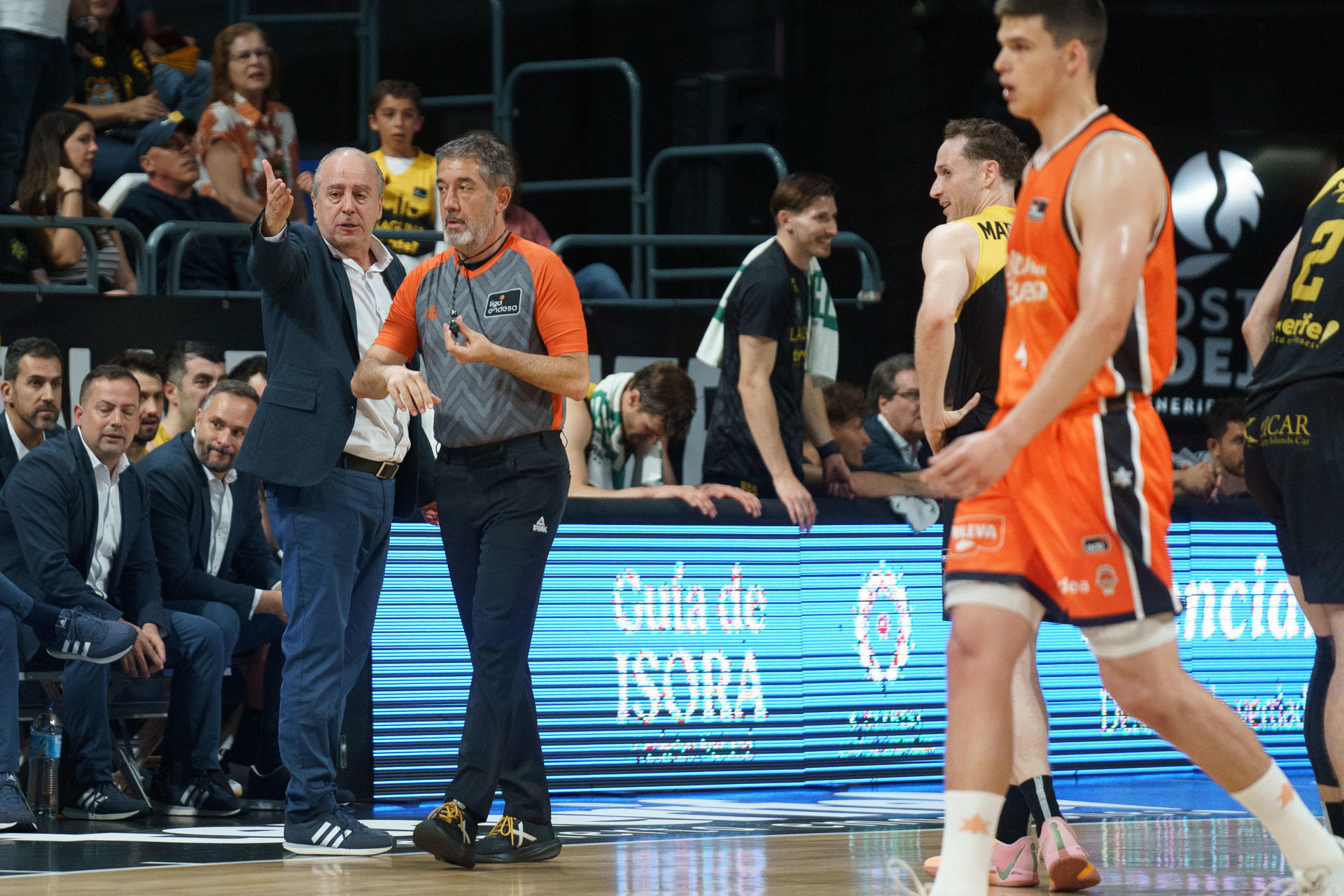 El entrenador de La Laguna Tenerife, Txus Vidorreta (i) protesta una técnica a su banquillo durante el partido de la jornada 33 de la Liga Endesa, que se disputó este domingo en el pabellón Santiago Martín de La Laguna (Tenerife) EFE/Ramón de la Rocha