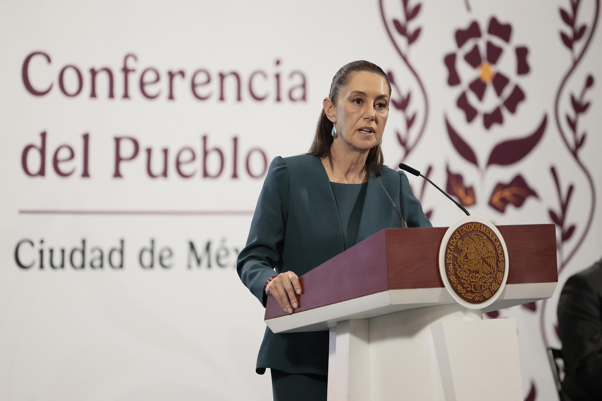 La presidenta de México, Claudia Sheinbaum, habla durante una rueda de prensa este lunes, en Palacio Nacional de la Ciudad de México (México). EFE/ José Méndez