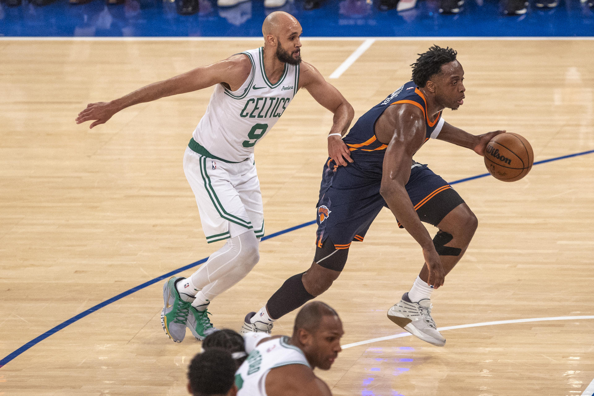 OG Anunoby (d) de los Knicks disputa la pelota con Derrick White de los Celtics durante un partido de la NBA entre New York Knicks y Boston Celtics en el Madison Square Garden, en Nueva York (EE.UU.). EFE/ Ángel Colmenares