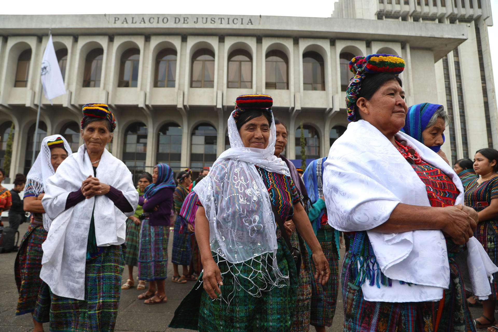 Un grupo de mujeres indígenas Achí, de Rabinal, esperan frente a la Torre de Tribunales este viernes, en Ciudad de Guatemala (Guatemala). EFE/ Mariano Macz
