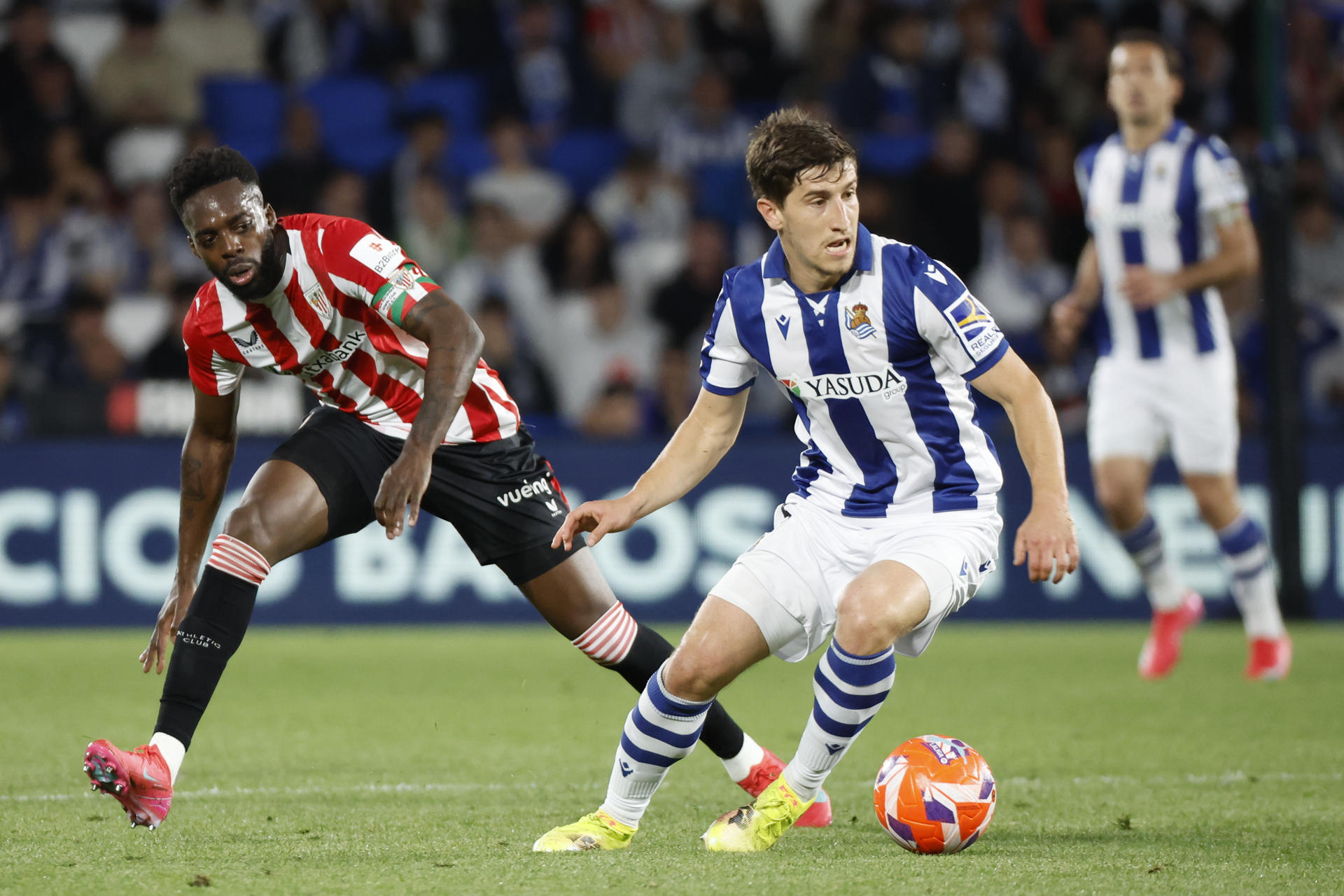 El defensa de la Real Sociedad Aihen Muñoz (d) pelea un balón ante el delantero del Athletic Iñaki Williams, durante el partido de LaLiga EA Sports de fútbol que Real Sociedad y Athletic Club disputaron en el Reale Arena, en San Sebastián. EFE/Juan Herrero