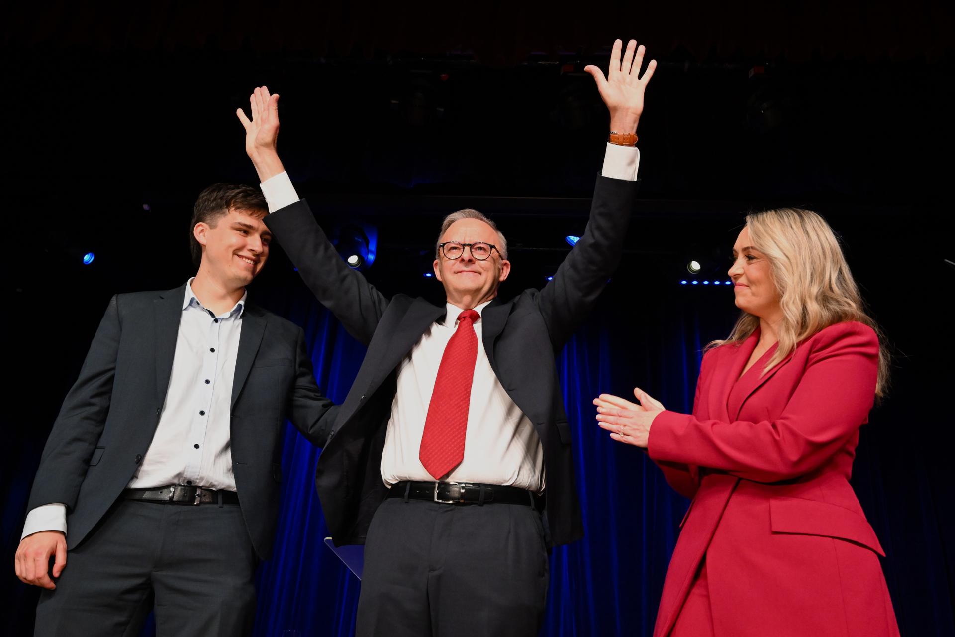 SYDNEY (Australia), 03/05/2025.- Australian Prime Minister Anthony Albanese, Partner Jodie Haydon and son Nathan acknowledge the crowd at the Labor Election Night function for the 2025 Federal Election in Sydney, Australia, 03 May 2025. (Elecciones) EFE/EPA/LUKAS COCH AUSTRALIA AND NEW ZEALAND OUT