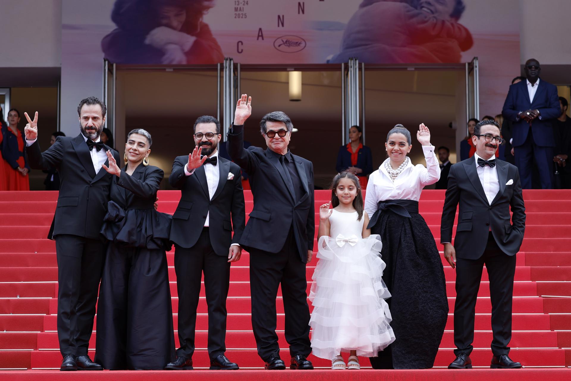 Ebrahim Azizi (I), el director Jafar Panahi (C) y Vahid Mobasseri (D) asisten al estreno de 'Un simple accidente' durante el 78º Festival de Cine de Cannes, en Cannes, Francia, 20 de mayo de 2025. El festival de cine se celebra del 13 al 24 de mayo de 2025. (Cine, Francia) EFE/EPA/GUILLAUME HORCAJUELO
```