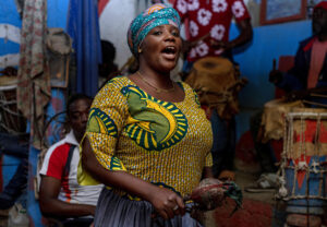 Personas participan en una ceremonia vudú hecha durante la madrugada del 9 de mayo de 2025 en Montagne Noir (Haití). La crisis política, social y económica ha llevado a un número cada vez mayor de haitianos a buscar refugio espiritual en el vudú, una religión que ha resistido siglos de persecución y sigue siendo un pilar en la vida cotidiana del país. EFE/ Mentor David Lorens
