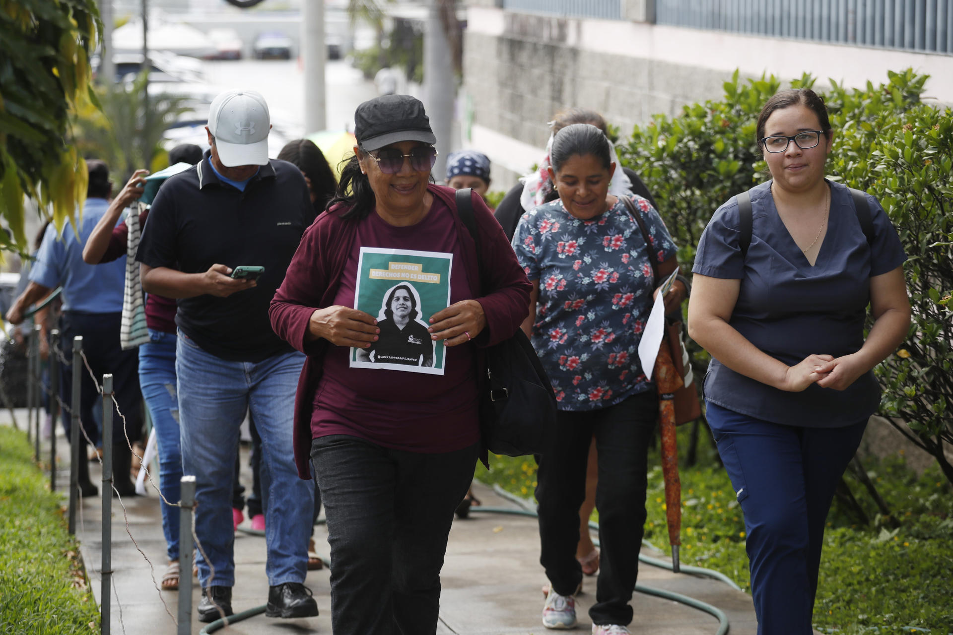 Una mujer sostiene un afiche con una fotografía del abogado y defensor de derechos ambientales Alejandro Henríquez este viernes, durante una manifestación en Santa Tecla (El Salvador). EFE/ Rodrigo Sura