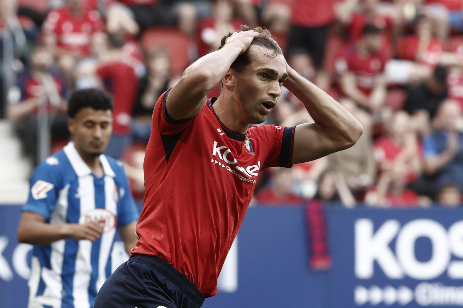 El centrocampista del Osasuna Lucas Torró durante el partido de LaLiga entre el Osasuna y el Espanyol, este domingo en el estadio de El Sadar, en Pamplona. EFE/ Jesús Diges