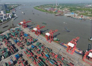Foto aérea de la Terminal Internacional de contenedores del puerto de Shanghái, China. EFE/EPA/ALEX PLAVEVSKI