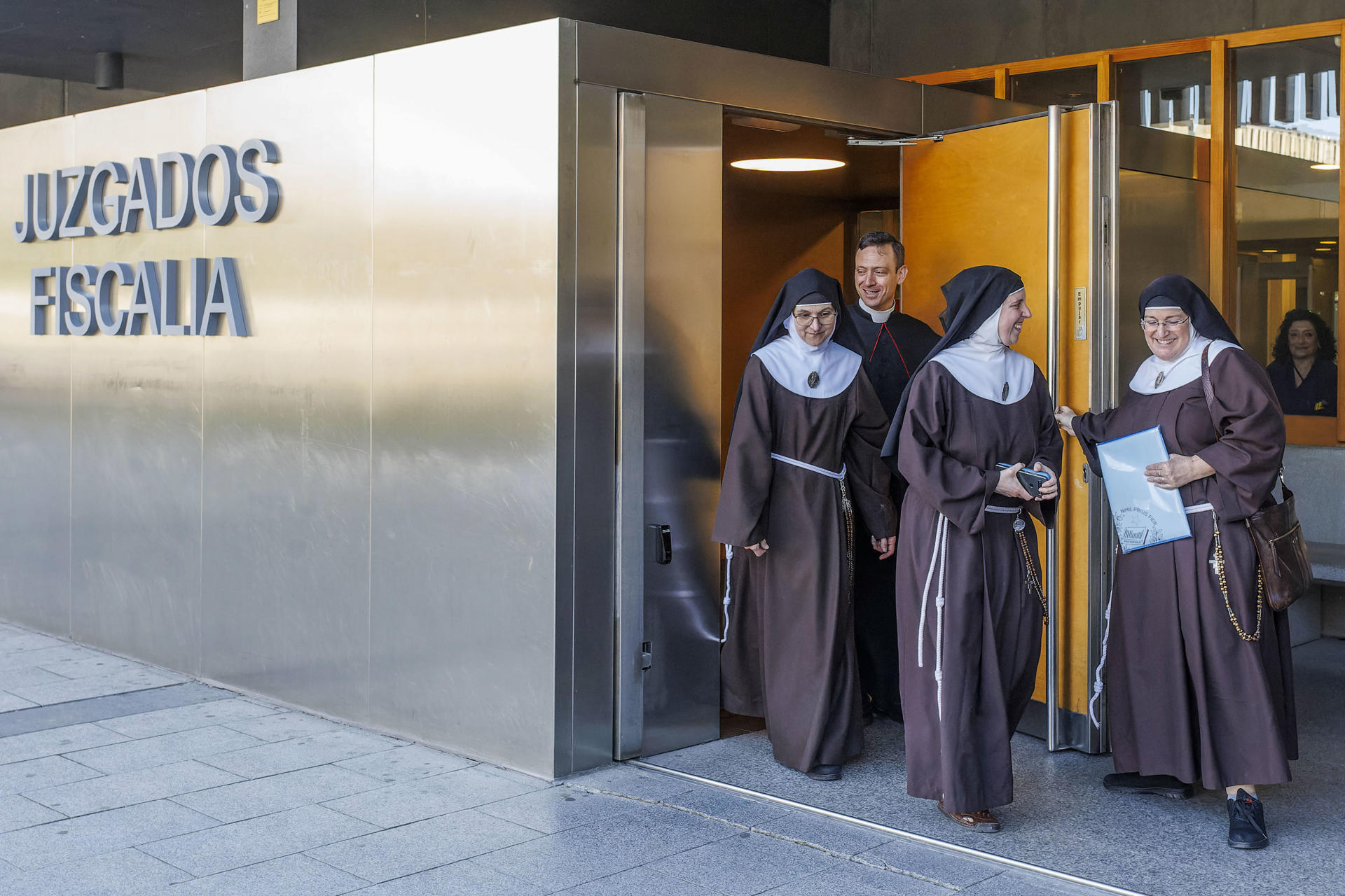 El portavoz de las clarisas de Belorado, José Ceacero, junto con tres monjas del convento de Belorado salen del juzgado de Burgos, en una imagen de archivo. EFE/Santi Otero
