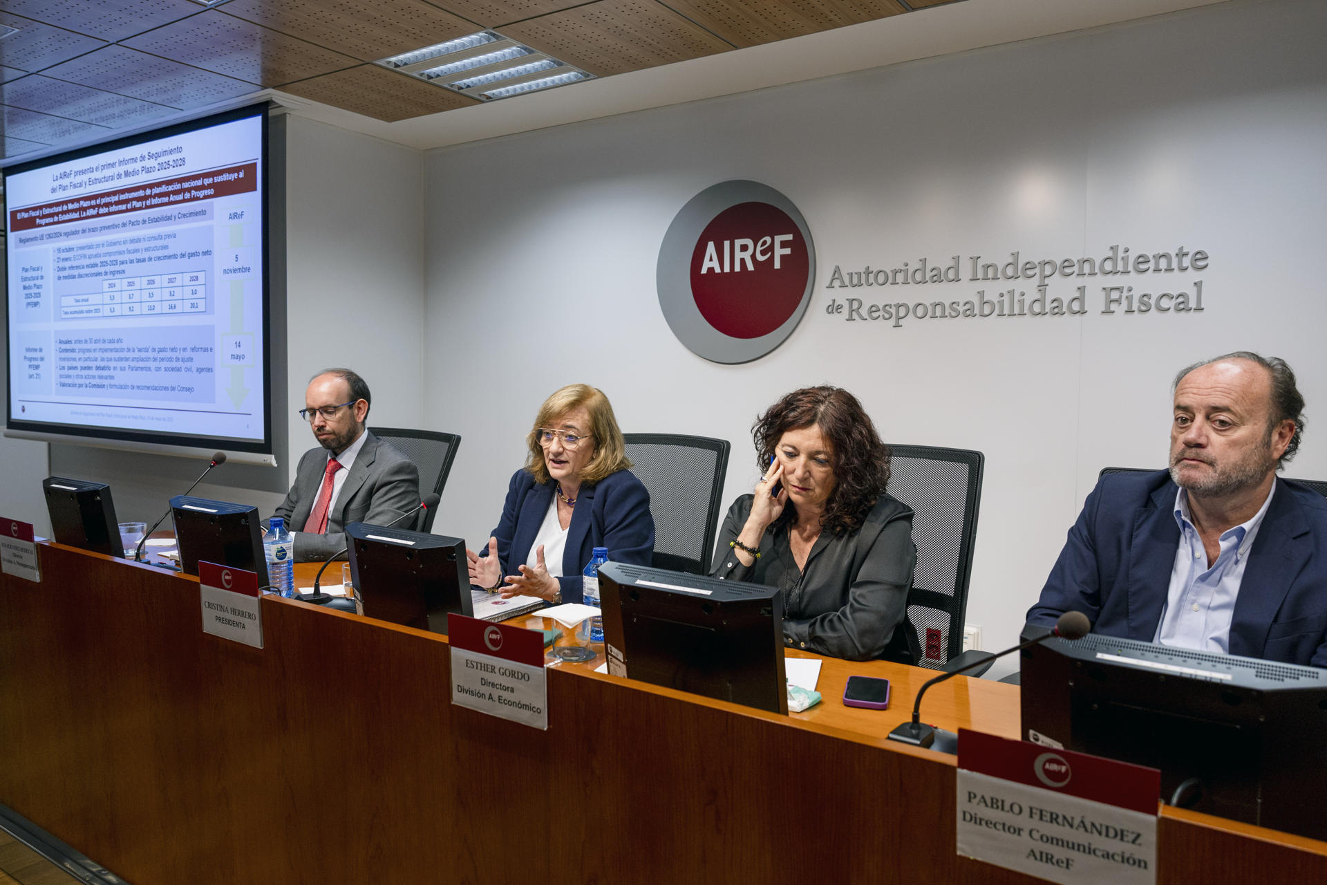 MADRID, 14/05/2025.-La Autoridad Independiente de Responsabilidad Fiscal (AIReF) ha rebajado su previsión de crecimiento económico para este año hasta el 2,3 %, dos décimas menos que en sus anteriores estimaciones, ante las peores perspectivas de la economía mundial. Este "clima total de incertidumbre comercial y arancelaria" también ha llevado a rebajar la previsión para 2026, hasta el 1,7 %, tres décimas menos, según ha explicado este miércoles la presidenta de la AIReF, Cristina Herrero (2i), en un encuentro con medios para presentar el informe de seguimiento del plan fiscal.-EFE/ Daniel González