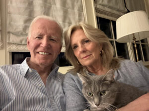 Fotografía tomada de la cuenta oficial de la red social X del expresidente de Estados Unidos Joe Biden @JoeBiden, en la que se ve al expresidente junto a su esposa y su mascota este lunes. EFE/ @JoeBiden