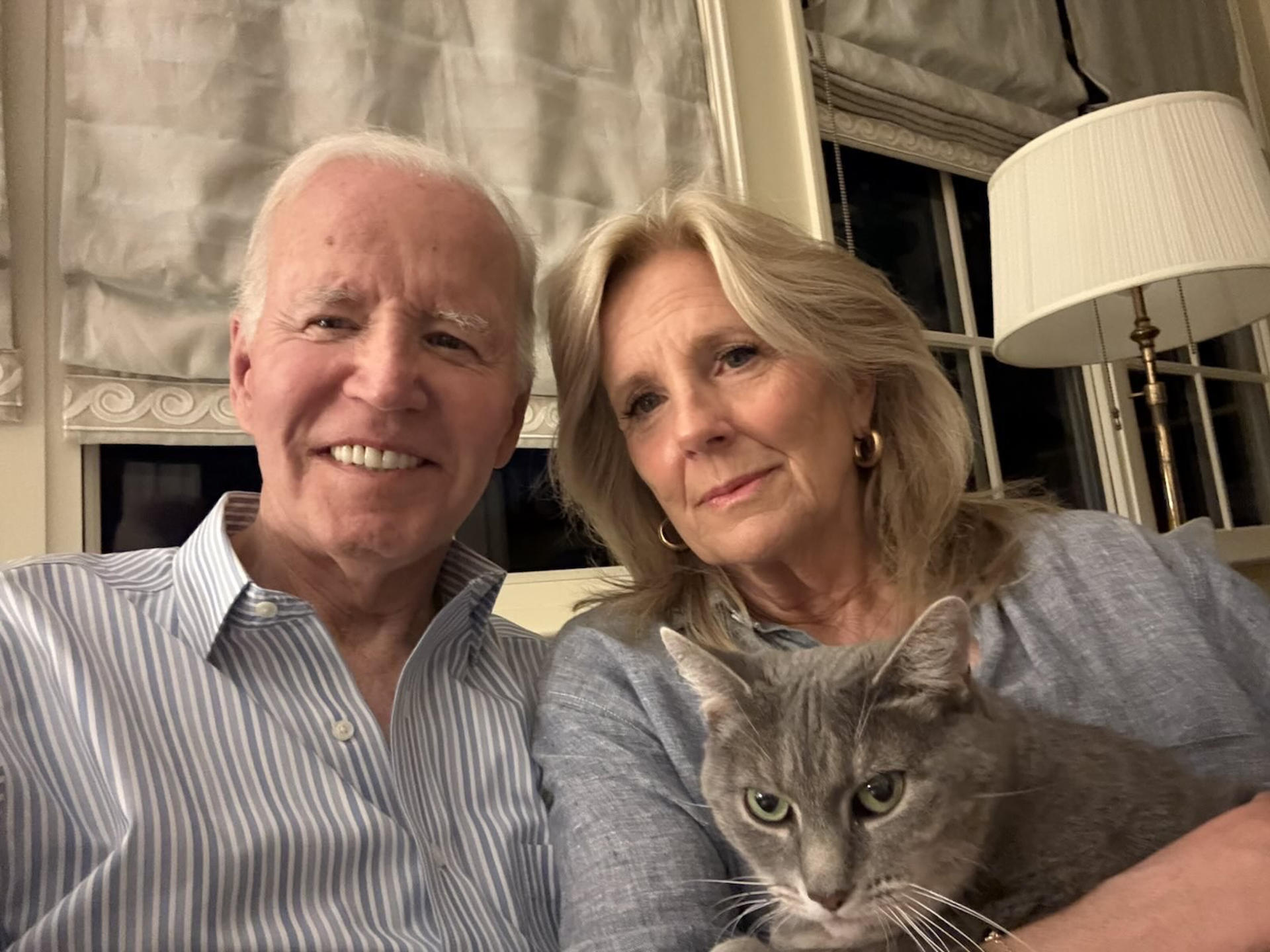 Fotografía tomada de la cuenta oficial de la red social X del expresidente de Estados Unidos Joe Biden @JoeBiden, en la que se ve al expresidente junto a su esposa y su mascota este lunes. EFE/ @JoeBiden