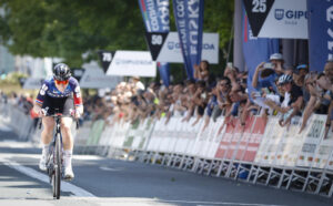 La ciclista del equipo FDJ Suez, Demi Vollering, de los Países Bajos, gana la tercera y última etapa del Itzulia femenino (Vuelta al País Vasco) en San Sebastián, España. EFE/Javier Etxezarreta