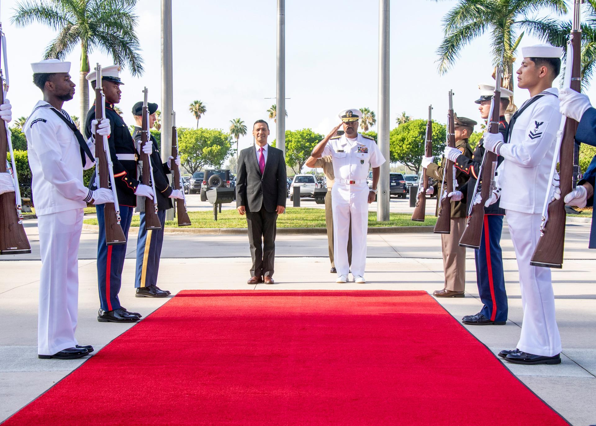 Fotografía divulgada por el Comando Sur de Estados Unidos (Southcom) donde aparece el ministro de Defensa de Colombia, Pedro Arnulfo Sánchez (i), a su llegada este lunes, en la sede del comando en Doral en Miami (Estados Unidos). EFE/ Comando Sur de Estados Unidos