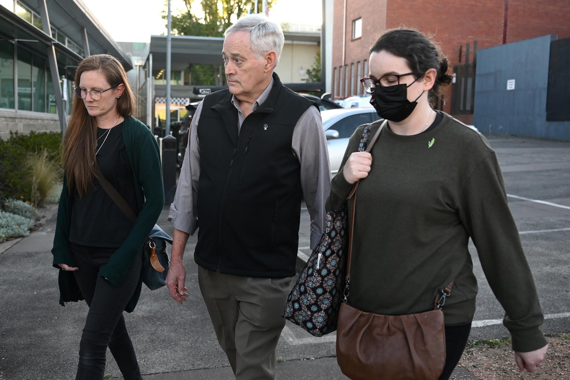 Ian Wilkinson (centro), el único superviviente de un supuesto envenenamiento con setas, acude a testificar al tribunal de la ciudad australiana de Morwell.
EFE/EPA/JOEL CARRETT AUSTRALIA AND NEW ZEALAND OUT