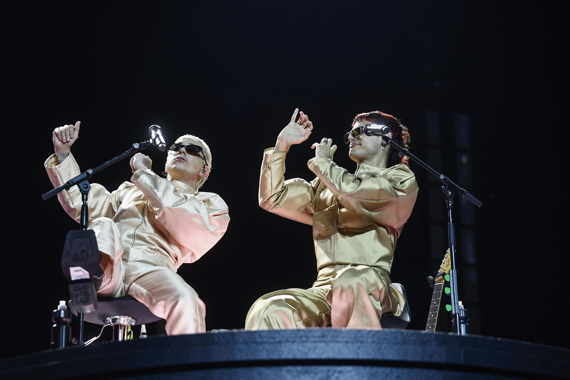 Los músicos y cantantes argentinos Ca7riel & Paco Amoroso durante el concierto que han ofrecido hoy miércoles en el Movistar Arena de Madrid. EFE / Rodrigo Jiménez.