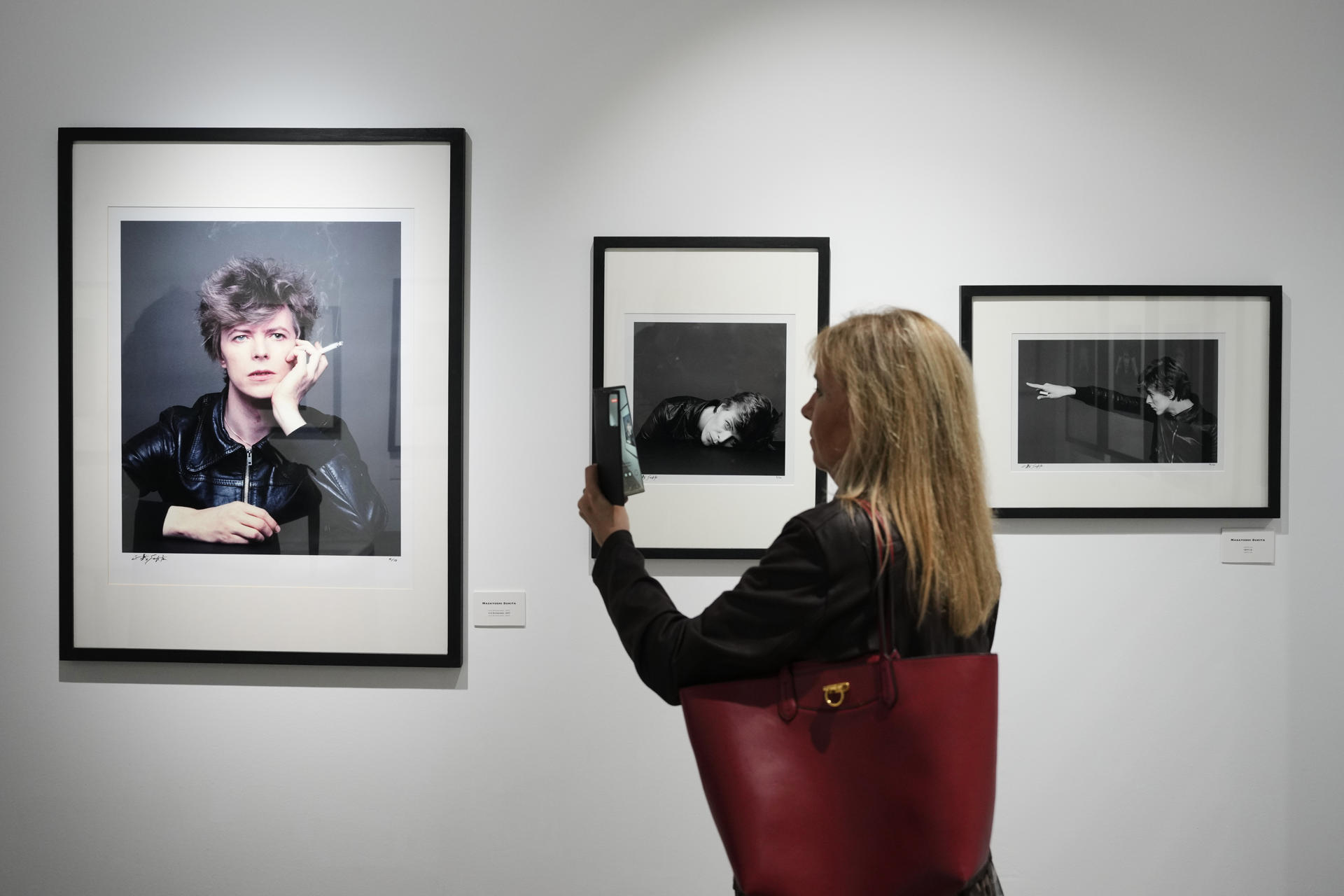 La galería Fotonostrum presenta la exposición 'Bowie x Sukita', que incluye 70 fotografías de David Bowie del reconocido fotógrafo japonés Masayoshi Sukita. EFE/Alejandro García