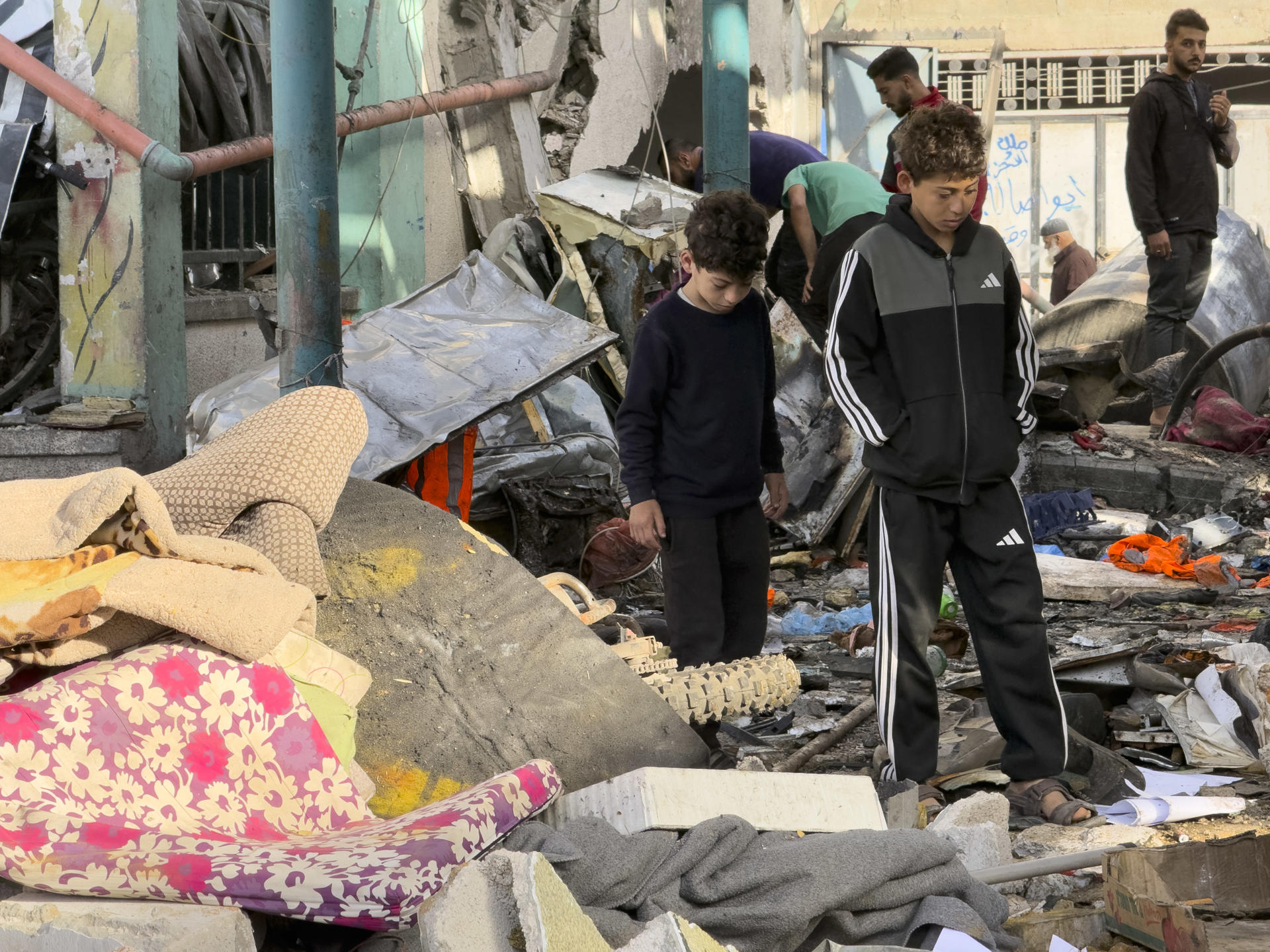 Vista de los cadáveres y los escombros causados por el ataque aéreo israelí contra la escuela Al Jerjawi, en el barrio de Al Daraj, en la ciudad de Gaza, el 26 de mayo de 2025. Según el Ministerio de Salud palestino, más de 31 palestinos murieron en el ataque aéreo ocurrido en la madrugada. Más de 53.900 palestinos han muerto en la Franja de Gaza, según el Ministerio de Salud palestino, desde que Israel lanzó una campaña militar en la Franja en respuesta a un ataque transfronterizo liderado por el grupo militante palestino Hamás el 7 de octubre de 2023, en el que murieron unos 1.200 israelíes y más de 250 fueron tomados como rehenes. EFE/ Ahmad Awad