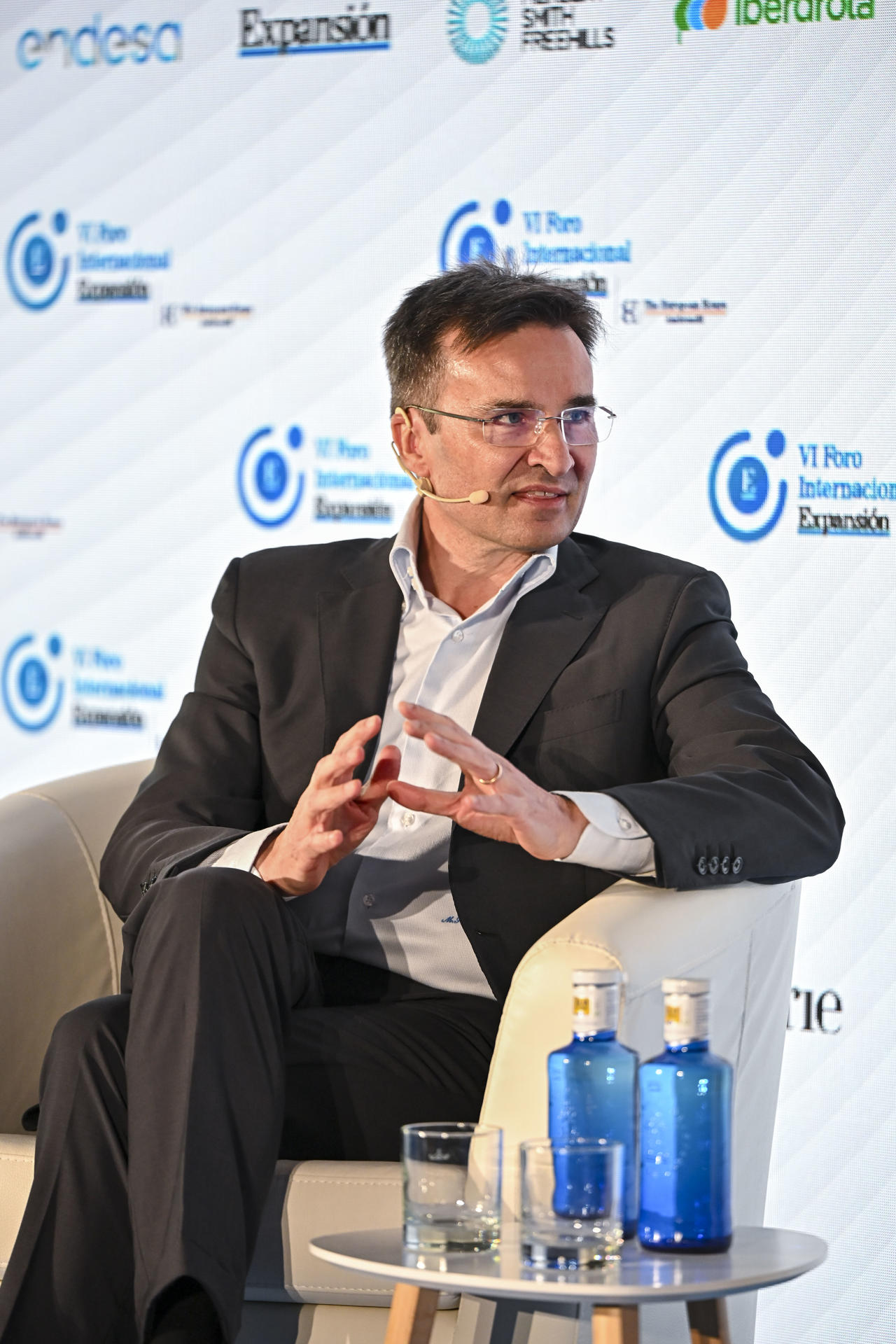 El consejero delegado de Iberia Marco Sansavini interviene en el foro organizado por el diario Expansión para analizar la compleja situación global derivada de la política arancelaria impulsada por la Casa Blanca y los conflictos bélicos en Ucrania y Gaza, entre otros factores, este miércoles en Madrid. EFE/ Fernando Villar