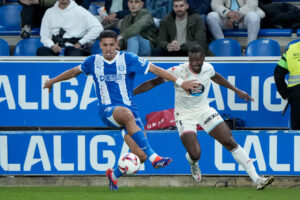 El defensa del Alavés Manu Sánchez (i) pelea un balón con Mamadou Sylla, del Real Valladolid en el estadio de Mendizorroza en foto de archivo de ADRIAN RUIZ HIERRO. EFe