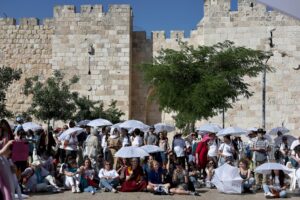 Manifestantes participan en una marcha interreligiosa por la paz y los derechos humanos en Jerusalén, este 28 de mayo de 2025. EFE/EPA/ATEF SAFADI