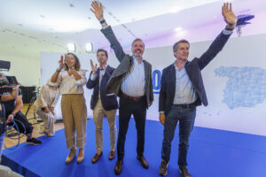 El presidente del PP, Alberto Núñez Feijóo (d), el presidente de Aragón, Jorge Azcón (2d), el presidente del PP de Zaragoza, Ramón Celma, y la alcaldesa de Zaragoza, Natalia Chueca, durante un acto político celebrado este sábado en Zaragoza. EFE/ Javier Belver