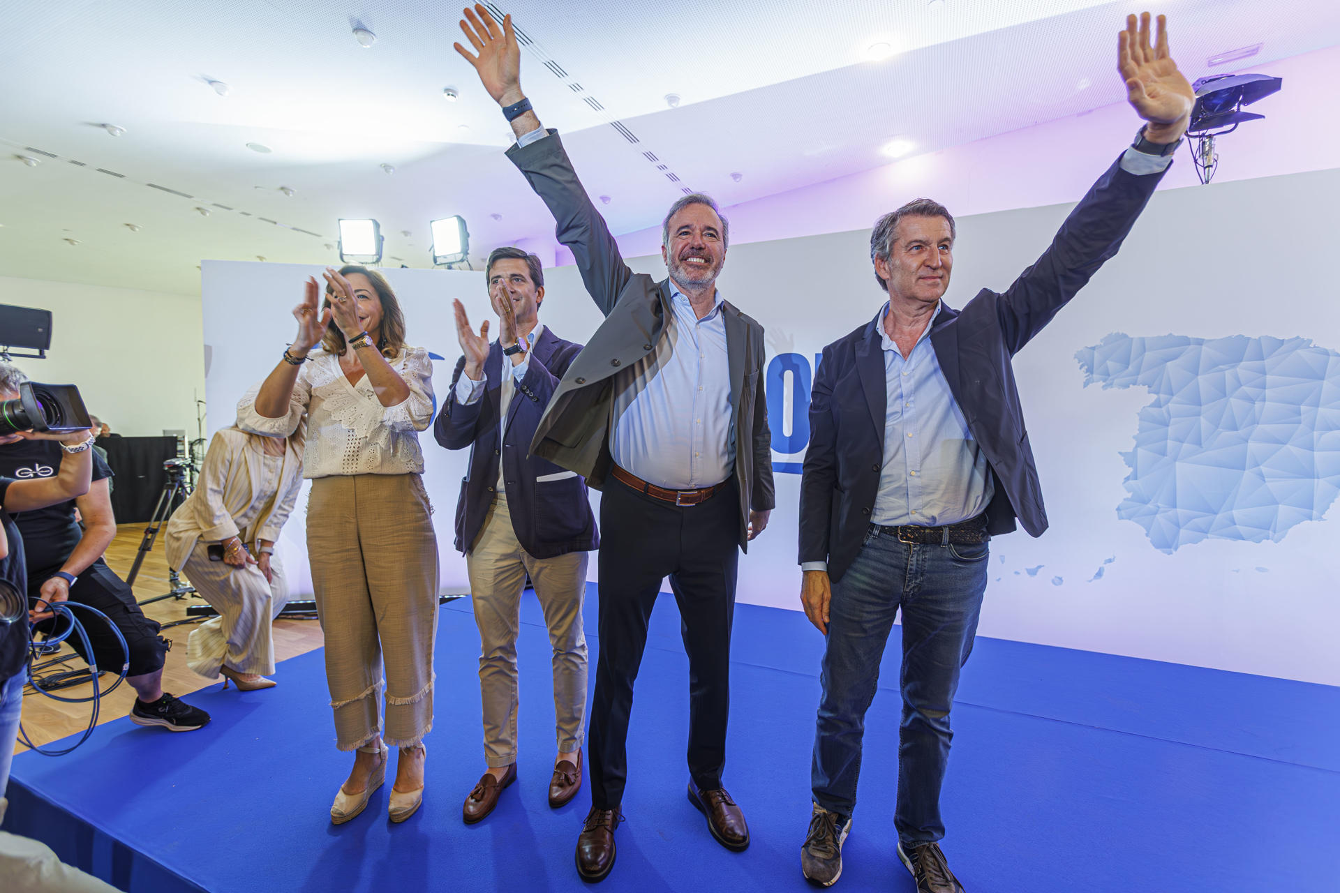 El presidente del PP, Alberto Núñez Feijóo (d), el presidente de Aragón, Jorge Azcón (2d), el presidente del PP de Zaragoza, Ramón Celma, y la alcaldesa de Zaragoza, Natalia Chueca, durante un acto político celebrado este sábado en Zaragoza. EFE/ Javier Belver