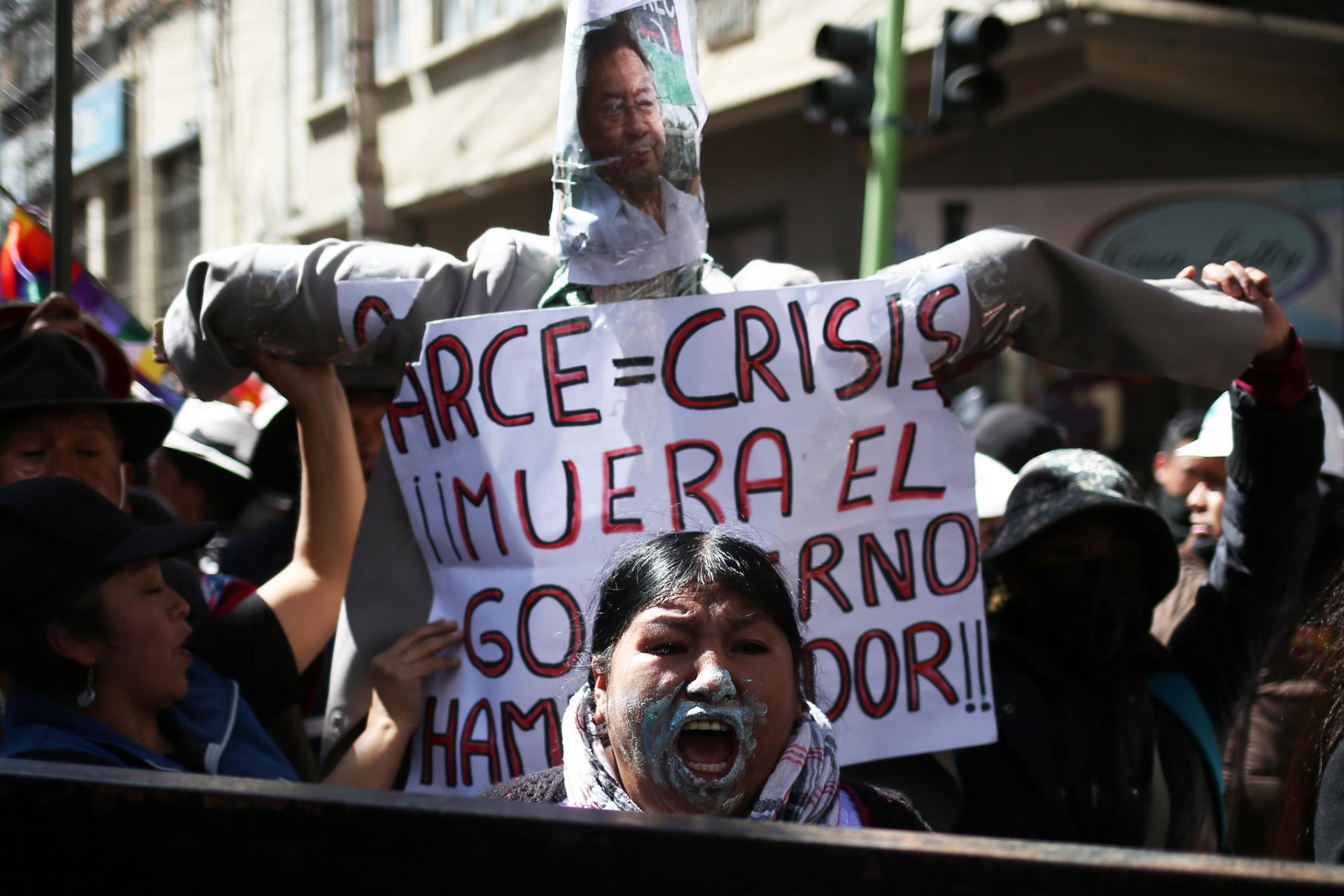 Seguidores de Morales chocaron con la Policía en la tercera jornada consecutiva de movilizaciones que exigen al órgano electoral el registro de su candidatura presidencial para las elecciones generales del 17 de agosto, a pesar de que el exmandatario está inhabilitado por un fallo constitucional. EFE/ Luis Gandarillas