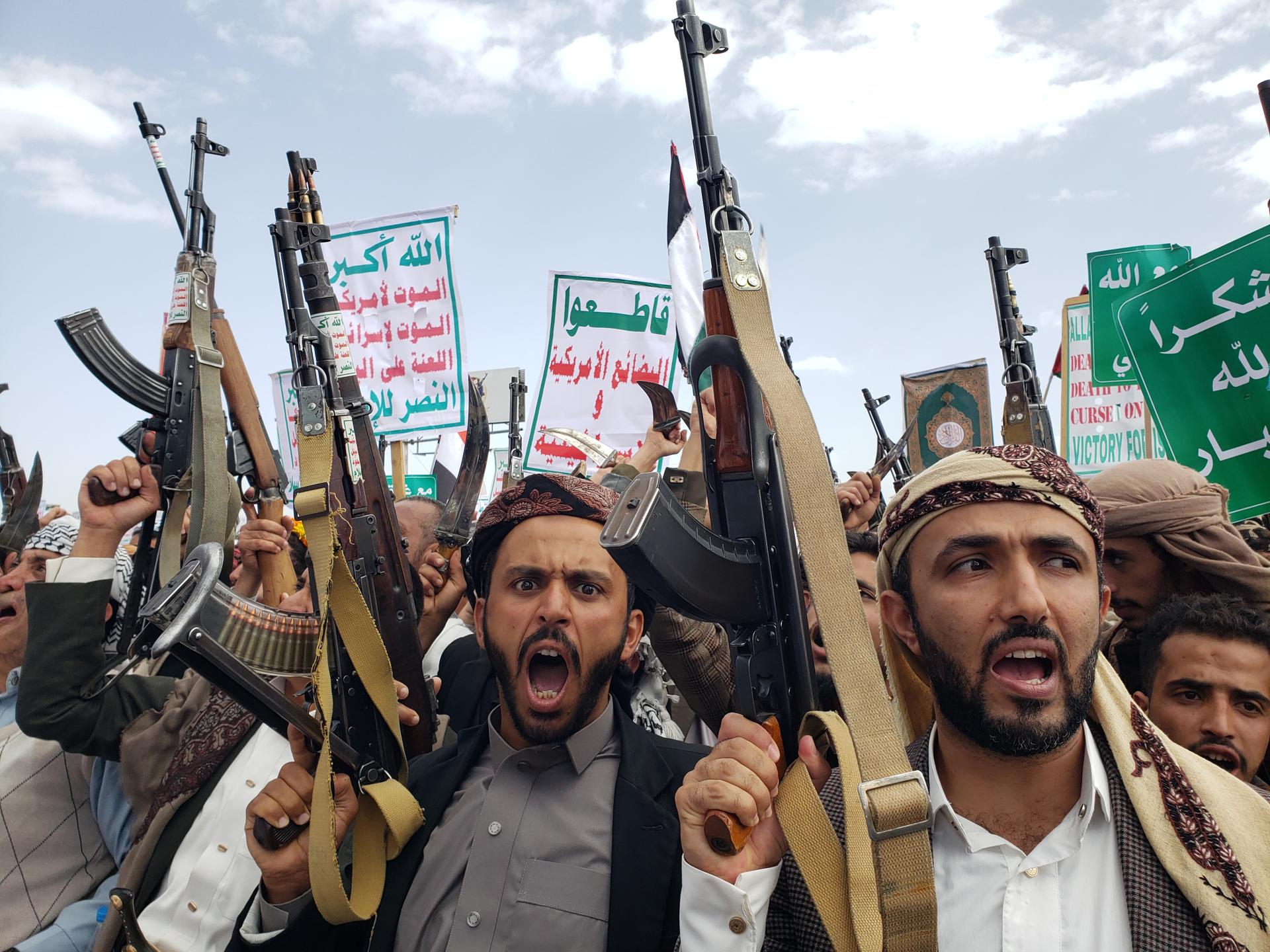 Simpatizantes hutíes gritan consignas y levantan sus armas durante una protesta contra Estados Unidos e Israel en Saná, Yemen, 09 de mayo de 2025. Miles de simpatizantes hutíes se reunieron en Saná para protestar contra la reciente campaña de bombardeos de Estados Unidos e Israel contra posiciones controladas por los hutíes en Yemen y para expresar su apoyo a los palestinos en la Franja de Gaza. El líder hutí Abdul-Malik al-Houthi dijo en un discurso televisado que el grupo ha llevado a cabo más de 130 ataques contra Israel desde mediados de marzo, utilizando 253 misiles balísticos e hipersónicos y drones, en apoyo a los palestinos en Gaza. (Protestas, Estados Unidos) EFE/EPA/YAHYA ARHAB