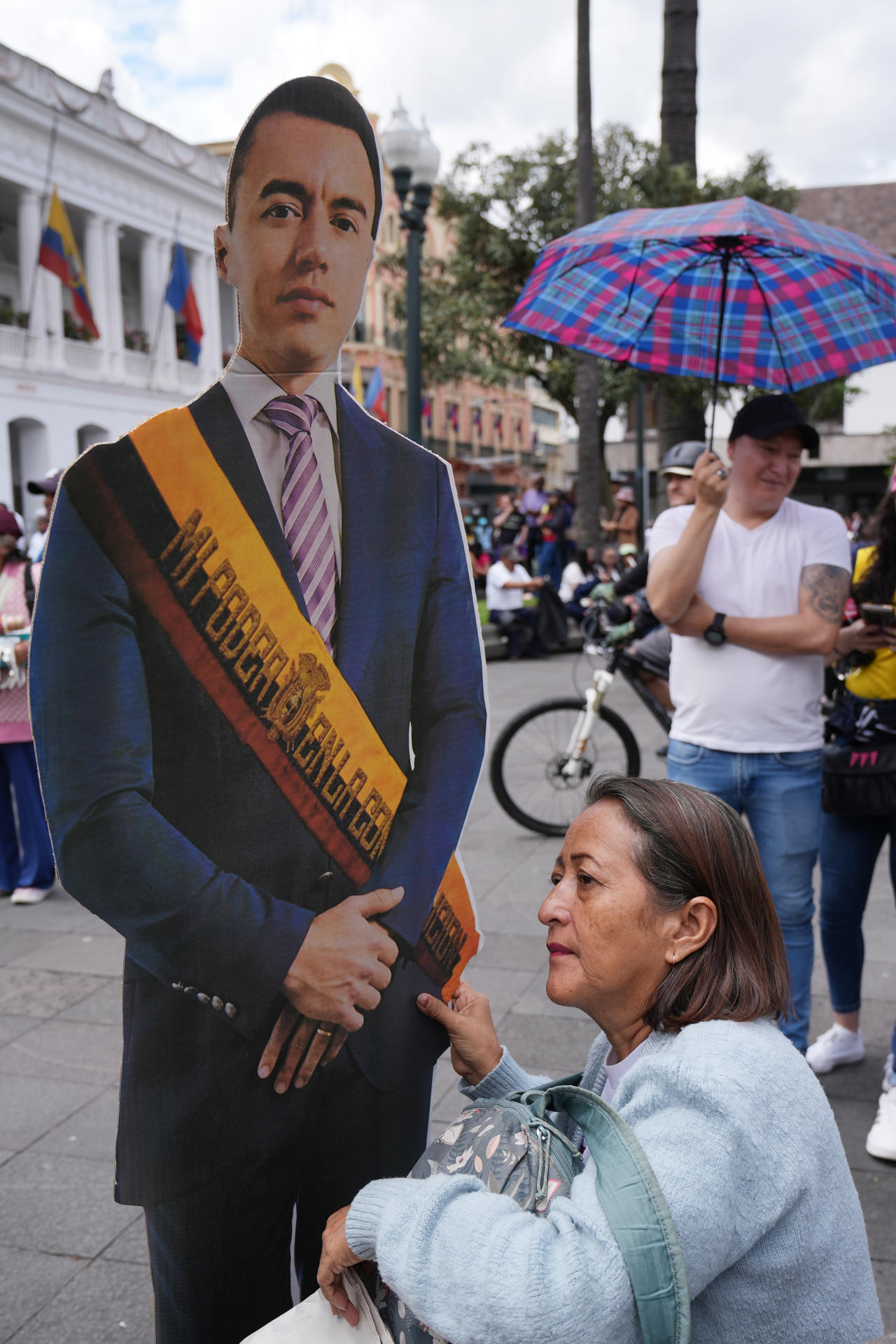 En torno a un millar de personas se concentraron frente a la Asamblea Nacional (Parlamento) de Ecuador, en Quito, para arropar al presidente, Daniel Noboa, en su nuevo acto de investidura para gobernar hasta 2029. EFE/ Vicente Costales